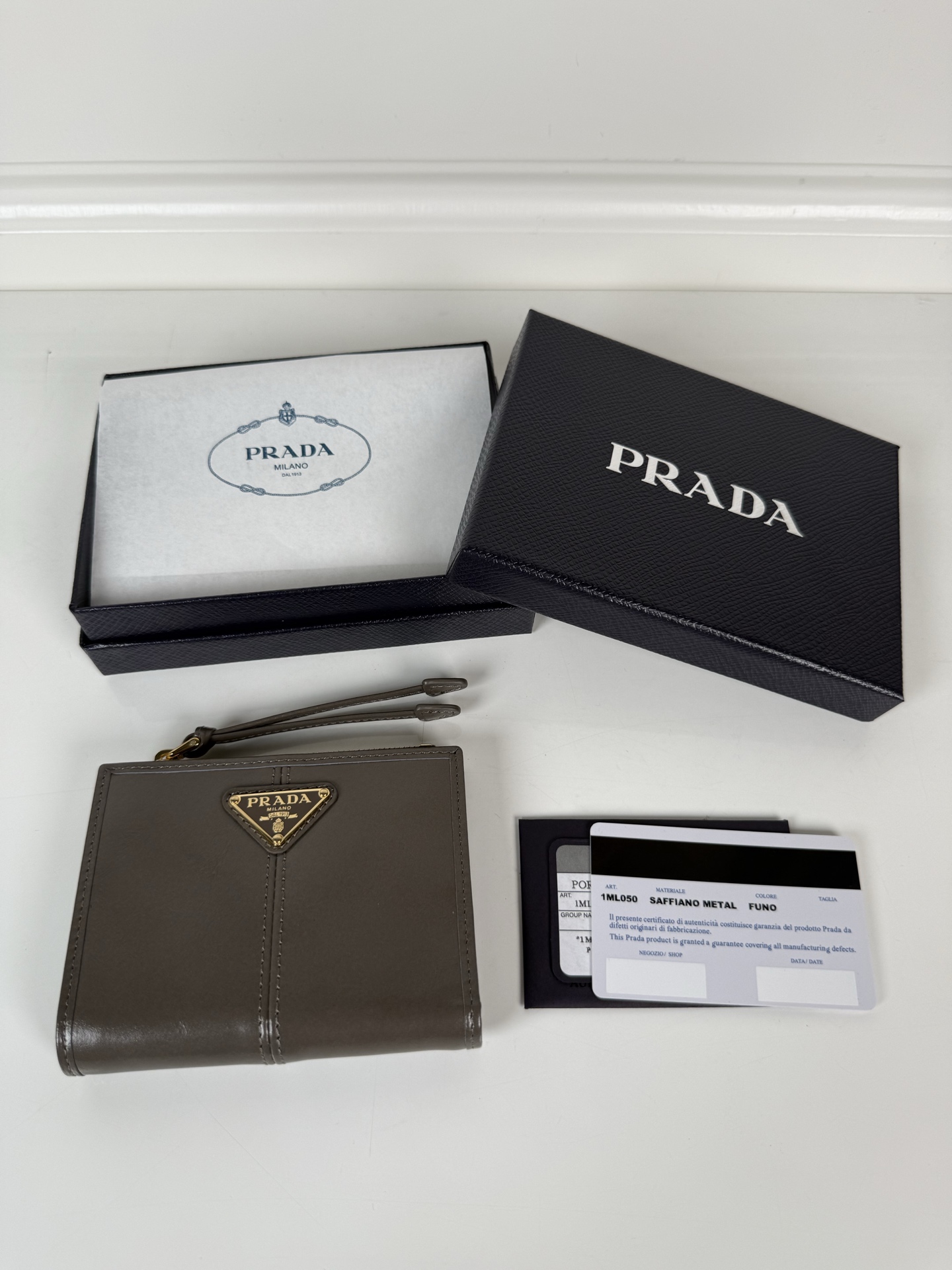 NO:672479,,P family unisex short wallet, model 1ML050, made of gray waxed leather, eight card slots, one receipt compartment, one zippered coin pocket, length 11.5cm, height 9.5cm, 175 steel stamp, meticulous and neat workmanship as shown in the picture, Prada, prada, wallets, cowhide19860909,P家男女通用短款钱包,型号1ML050,灰色油腊皮牛皮制作,八卡位,一个票据隔层,一个拉链零钱袋,长度11.5cm高度9.5cm,175钢印,做工细致工整如图可见,普拉达,prada,wallets,cowhide,欧美剧