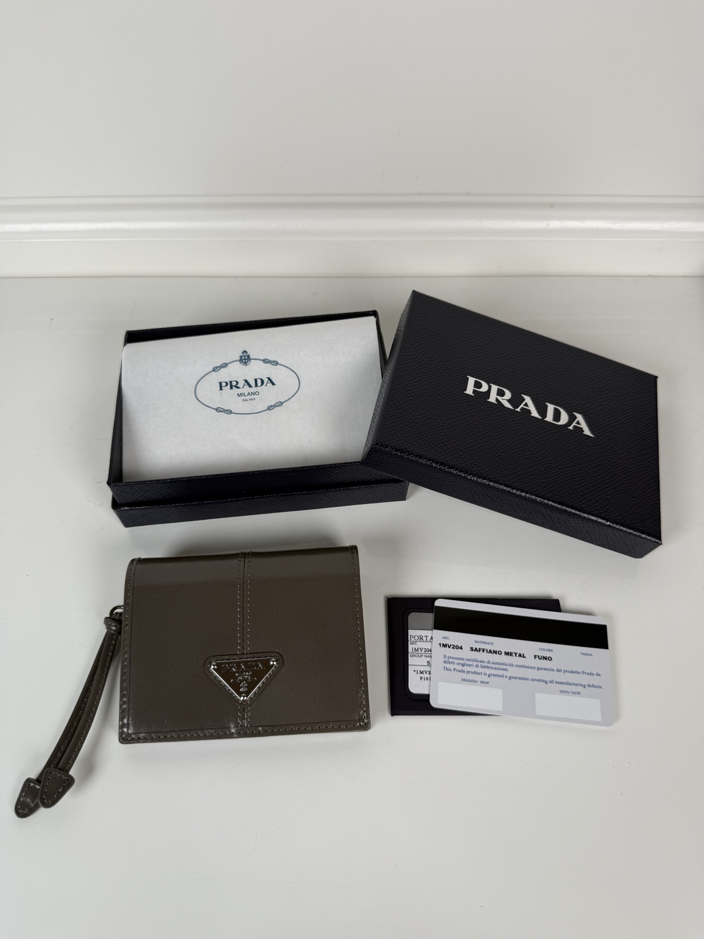 NO:672356,, P family women's two-fold short clip, model 1M0204, gray waxed cowhide, length 11.2 height 9.5cm, simple and practical to enhance personal taste, 175 steel stamp, Prada, prada, cowhide19860909,P家女士两折短夹,型号1M0204,灰色油腊牛皮,长度11.2高度9.5cm,简单实用提升个人品味的一款,175钢印,普拉达,prada,cowhide,欧美剧