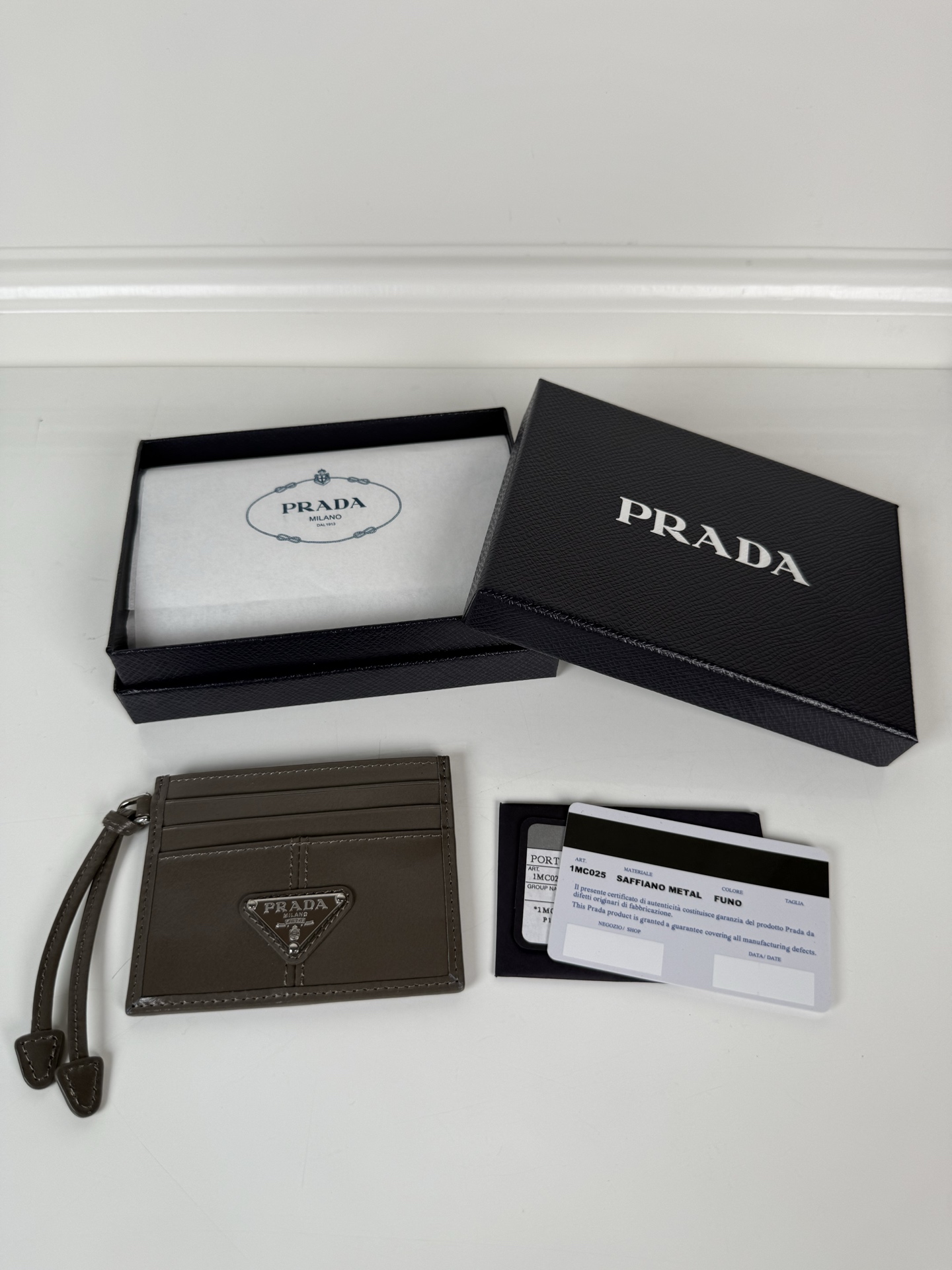 NO:672473,, P family small card holder for men and women, gray wax leather triangle label, model 1MC, original quality, made of imported wax leather, 6 card slots and a middle sandwich, can hold multiple cards and zeros, size 11.2×8.5cm, real shot, what you see is what you get, Prada, prada19860909,P家 男女通用小卡包,灰色 油腊皮三角标,型号1MC,原单品质,进口油蜡皮制作,6个卡位一个中间夹层,可放置多张卡片以及零,尺寸11.2×8.5cm,实物拍摄,所见即所得,普拉达,prada,欧美剧