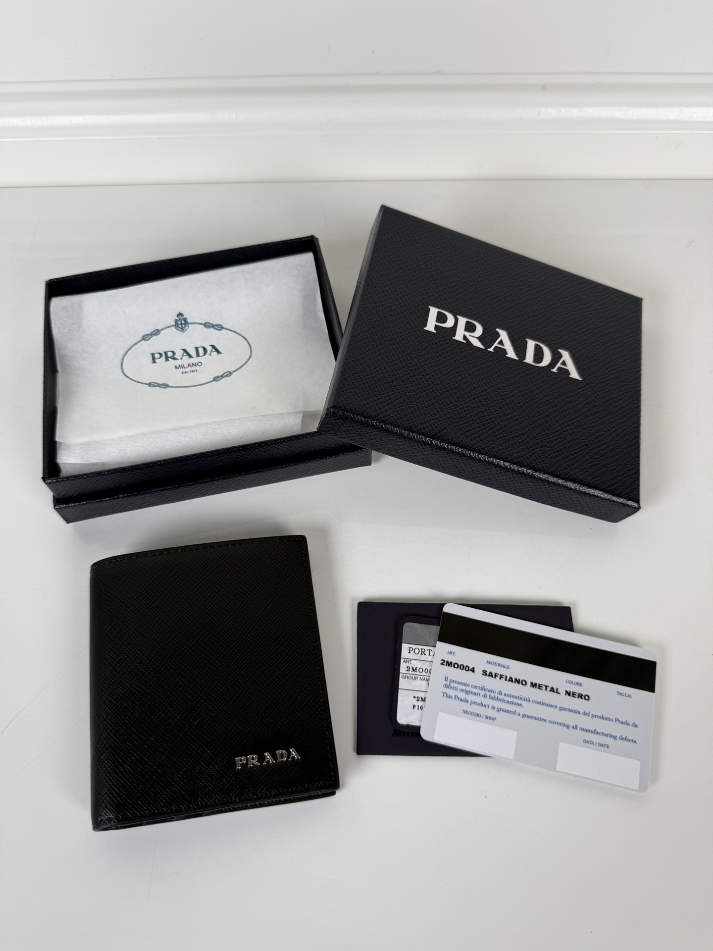 NO:672363,, P family unisex short wallet, (black) model 2MO004 cross-grain cowhide, eight card slots, length 9cm height 10cm, 175 steel stamp, meticulous workmanship as shown in the picture, Prada, prada, wallets, cowhide19860909,P家男女通用短款钱包,（黑色）型号2MO004十字纹牛皮制作,八卡位,长度9cm高度10cm,175钢印,做工细致工整如图可见,普拉达,prada,wallets,cowhide,欧美剧