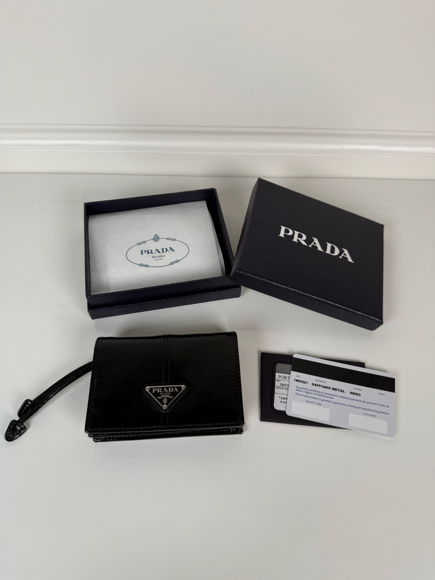 NO:673456,,P home → snap-opening short clip, unisex, model 1MV021, one banknote compartment, four card slots, two internal pockets, and one zipper pocket, size 11.2x8.5cm, fully functional, simple and elegant, well-made and full of texture, moderate size to put in the bag for easy storage when traveling, popular style worth recommending [strong][strong], Prada, prada19860909,P家→按扣式开合短夹,男女通用,型号1MV021,一个钞票隔层,四个卡槽,两个内部口袋,另外还有一个拉链式口袋,尺寸11.2x8.5cm,功能齐全,简约大方,做工精良质感满满,体积适中出行放置包包内便于收纳, 爆款值得推荐[强][强],普拉达,prada,欧美剧