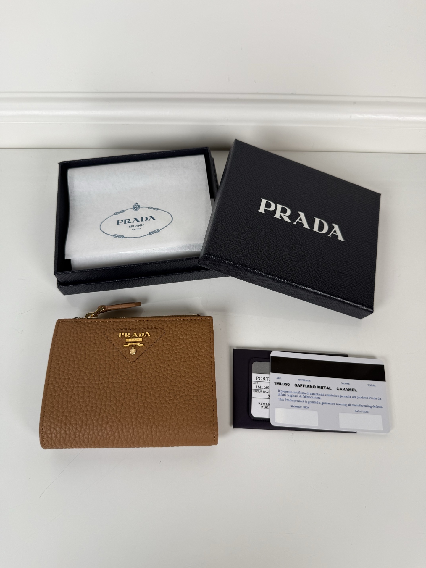 NO:673272,,P family unisex short wallet, model 1ML050, made of deerskin and cowhide, eight card slots, one receipt compartment, one zipper coin bag, length 11.5cm, height 9.5cm, 175 steel stamp, meticulous workmanship as shown in the picture, Prada, prada, wallets, cowhide19860909,P家男女通用短款钱包,型号1ML050,鹿皮牛皮制作,八卡位,一个票据隔层,一个拉链零钱袋,长度11.5cm高度9.5cm,175钢印,做工细致工整如图可见,普拉达,prada,wallets,cowhide,欧美剧