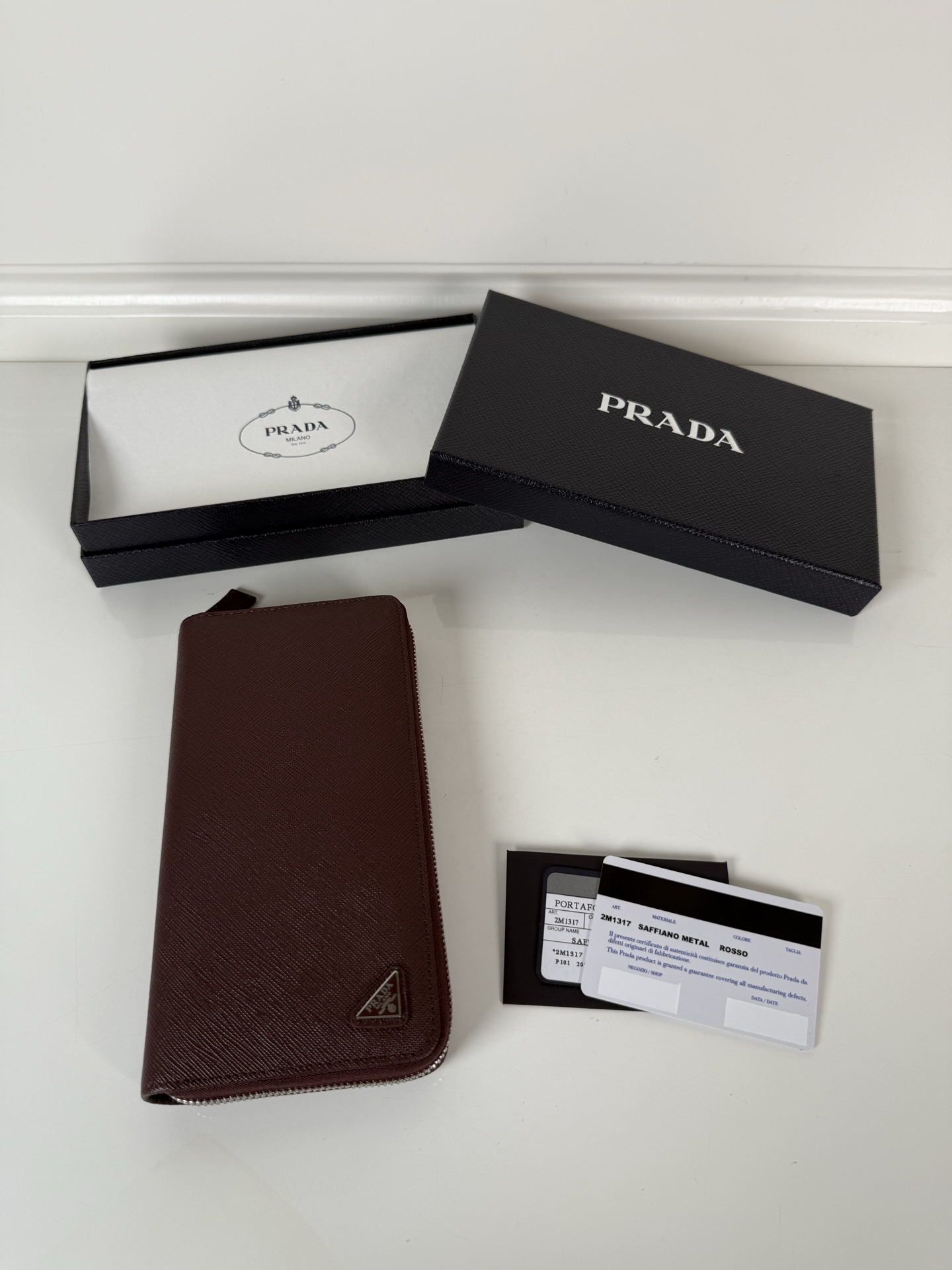 NO:674351,, P men's cross-pattern wallet, Bordeaux red, model 2M1317, single quality, made of cross-pattern cowhide, size 20cm×10.3cm, Prada, prada, cowhide19860909,P家男士十字纹皮夹,波尔多红色,型号2M1317,元单品质,十字纹牛皮制作,尺寸20cm×10.3cm,普拉达,prada,cowhide,欧美剧