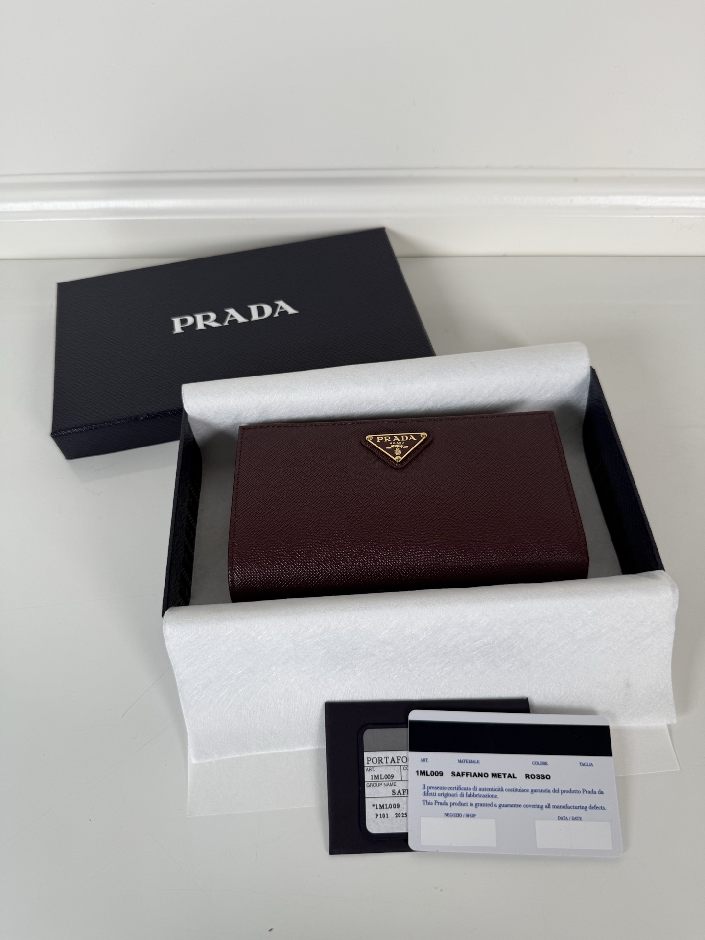 NO:674360,, exquisite leather wallet with snap closure. Decorated with Prada micro-mark. Item number: 1ML009_2CYS_F03BH Snap closure, embossed logo, 1 receipt compartment, 12 card slots and 3 document pockets. Internal zippered coin pocket cross-grain cowhide and Saffiano leather lining. Height: 16cm. Width: 9.5cm. Prada, prada, prada, wallets, cowhide.19860909,精致的皮革钱包采用按扣开合.饰有Prada微字标 商品货号: 1ML009_2CYS_F03BH 按扣开合,压印徽标,1个票据隔层,12个卡槽3个文件袋 内部拉链零钱袋十字纹牛皮与Saffiano皮革衬里 高度: 16cm 宽度: 9.5cm,普拉达,prada,prada,wallets,cowhide,欧美剧