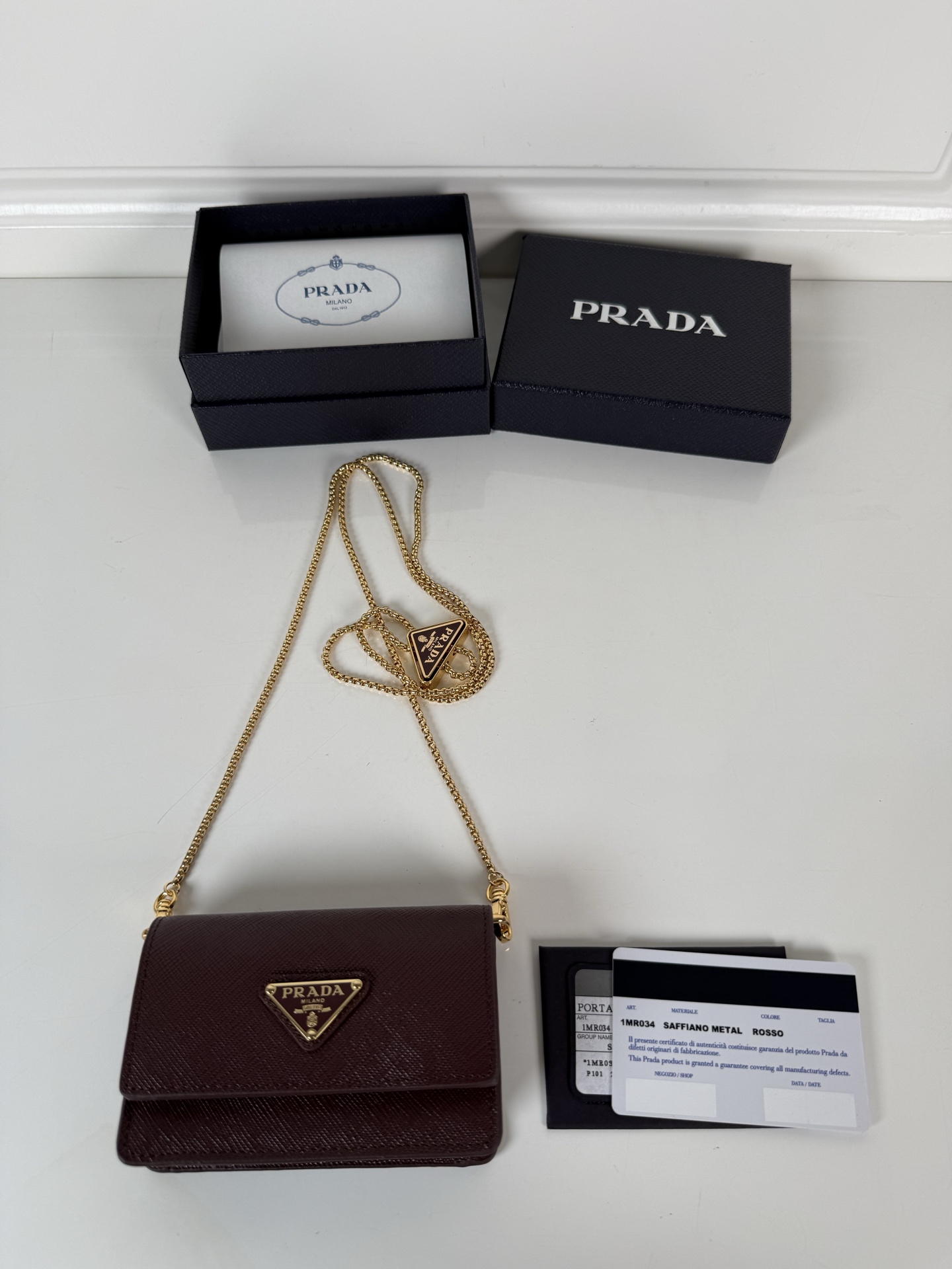 NO:674368,P's women's multifunctional mini backpack, model 1MR034, flip-top card holder with detachable Saffiano leather shoulder strap, metal triangle micro logo decorates the front, size 11.5 x8 x2.5cm, two card slots inside, snap button opening and closing, it is a mini backpack in summer, and it can be transformed into a small card holder by removing the shoulder strap in winter, super practical, worth having, Prada, prada, backpacks19860909P家女士多功能迷你小背包,型号1MR034,翻盖式卡夹搭配可拆卸的Saffiano皮革肩带,金属三角形微标装点正面,尺寸11.5 x8 x2.5cm,内设两个卡槽,按扣开合,夏天是迷你小背包,冬天把肩带卸掉就可以化身小卡夹,超级实用,值得拥有,普拉达,prada,backpacks,欧美剧