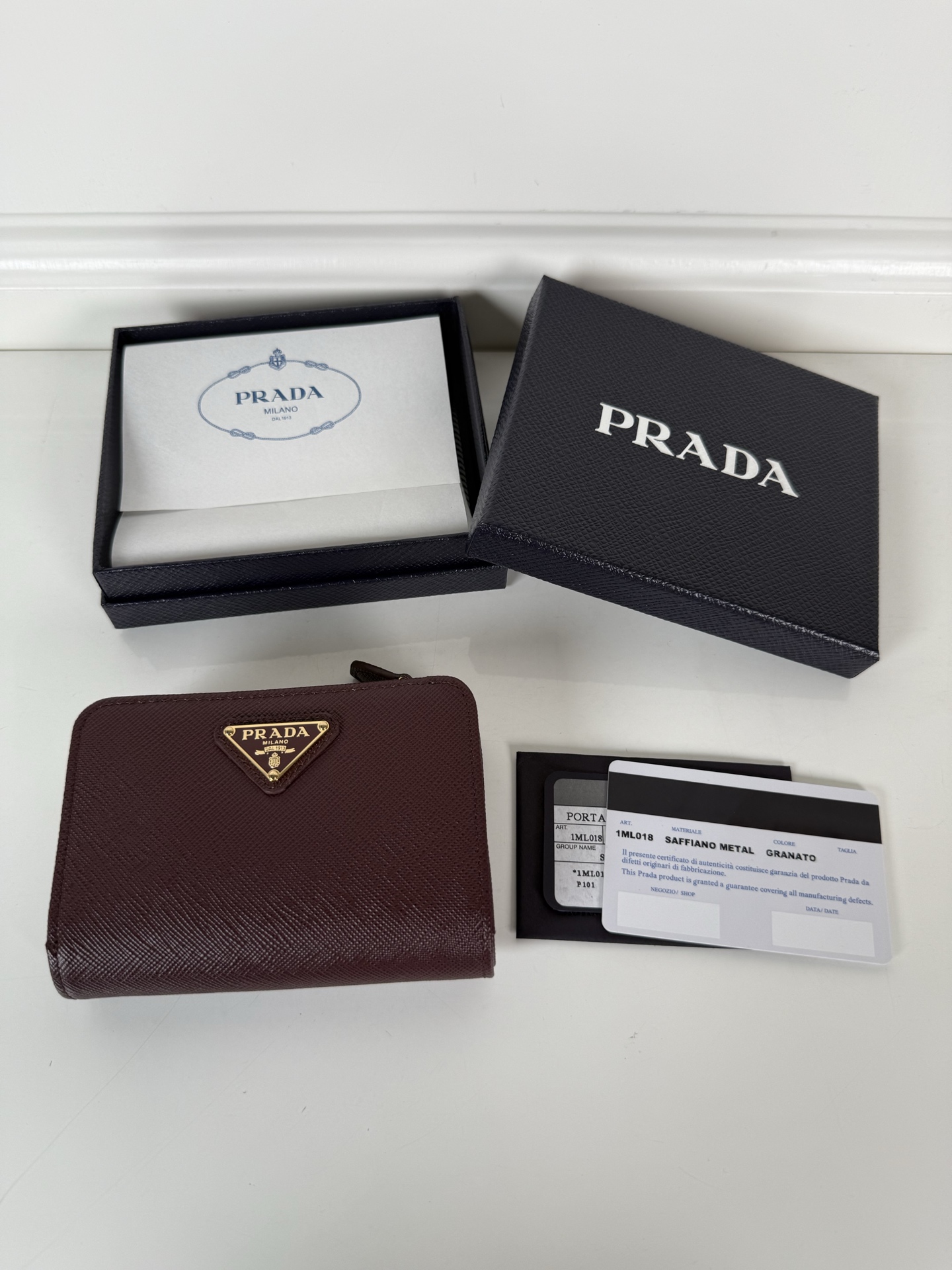 NO:674362,,P's women's cross-pattern short clip, model 1ML018, snap-button design, 9 card slots inside, a bill compartment, and a zippered zero compartment, size 12 x 8cm, small but fully functional, both practical and fashionable, can be held in hand or placed in a bag, high-quality workmanship, a good choice for personal use, best choice for gifting, Prada, prada19860909,P家女士十字纹短夹,型号1ML018,按扣开合设计,内设9个卡槽,一个钞票隔层,一个带拉链的零隔层,尺寸12 x 8cm,尺寸小巧但功能齐全,实用与时尚兼备,手持或放置包包内均可,做工品质上乘,彰显品味之选,自用送人最佳选择,普拉达,prada,欧美剧