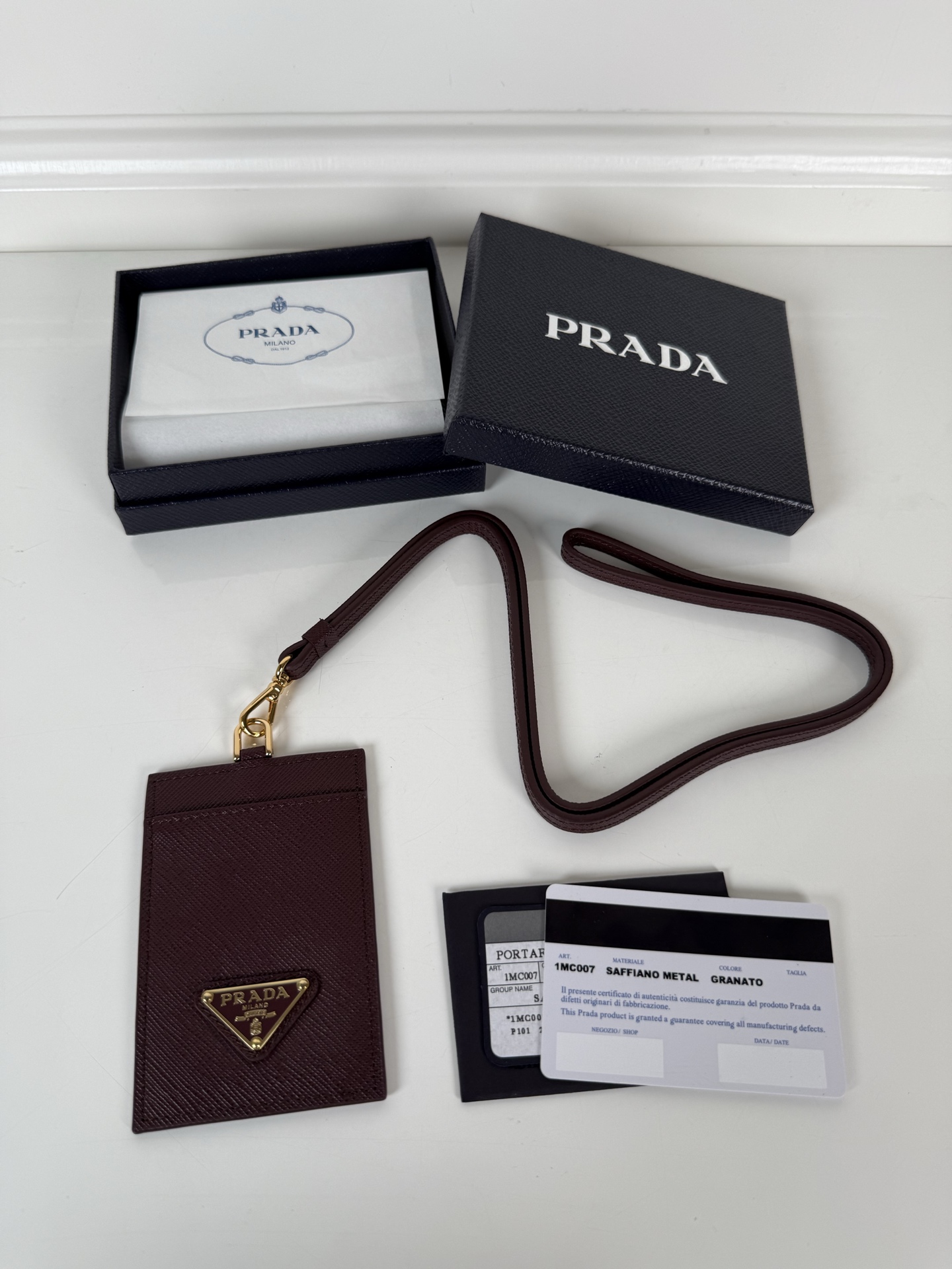 NO:674366,,P Home→Hangneck style leather document holder, model 1MC007, made of cross-grain cowhide, size 10.5×7cm, a rare work card on the market, with a transparent mirror window on the back, detachable sling, carrying a bag is too troublesome, but with it, important cards can be hung on the chest, and you no longer have to worry about not finding them [strong], Prada, prada, cowhide19860909,P家→挂脖款皮革证件夹,型号1MC007,十字纹牛皮制作,尺寸10.5×7cm,市面少有的工作卡牌,背面为透明镜窗,可拆卸式吊绳,拎包太麻烦,有了它,重要的卡片挂在胸前,再也不用担心找不到[强],普拉达,prada,cowhide,欧美剧
