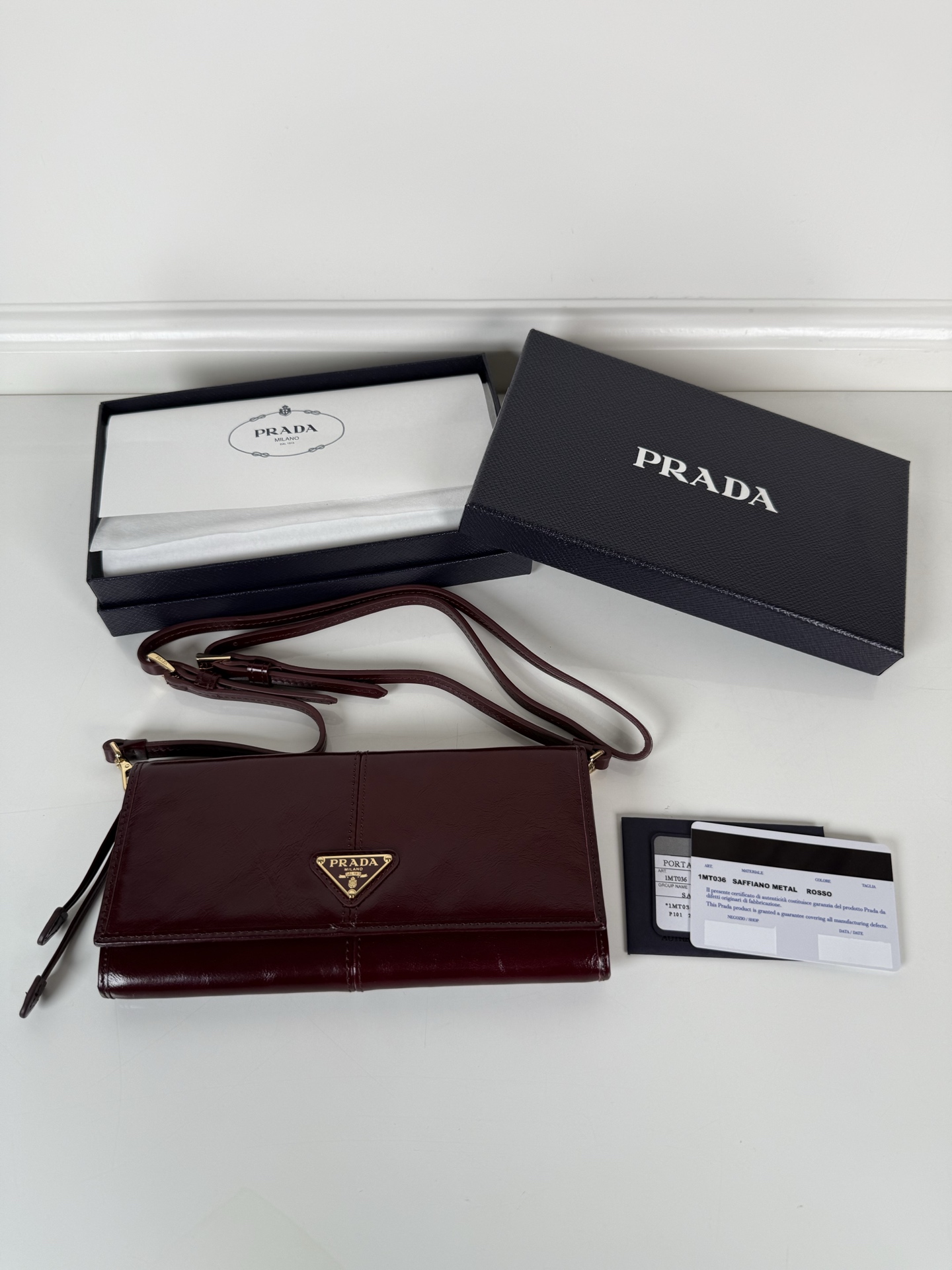 NO:713838,, this wallet has a sophisticated and practical design, exuding elegant charm. It is equipped with a detachable shoulder strap, giving it functionality and diversification. Item number: 1MT036_2CYR_F0003 Snap button closure, enameled triangular metal logo, 3 card slots leather lining, adjustable and detachable leather shoulder strap Height: 9.5cm Width: 20cm, Prada, prada, wallets19860909,这款钱包设计精致实用,散发高雅魅力.配有可拆卸肩带,赋予其功能性和多样化特性.商品货号: 1MT036_2CYR_F0003 按扣开合,涂珐琅三角形金属徽标,3个卡槽皮革衬里,可调式可拆卸皮革肩带 高度: 9.5cm 宽度: 20cm,普拉达,prada,wallets,欧美剧