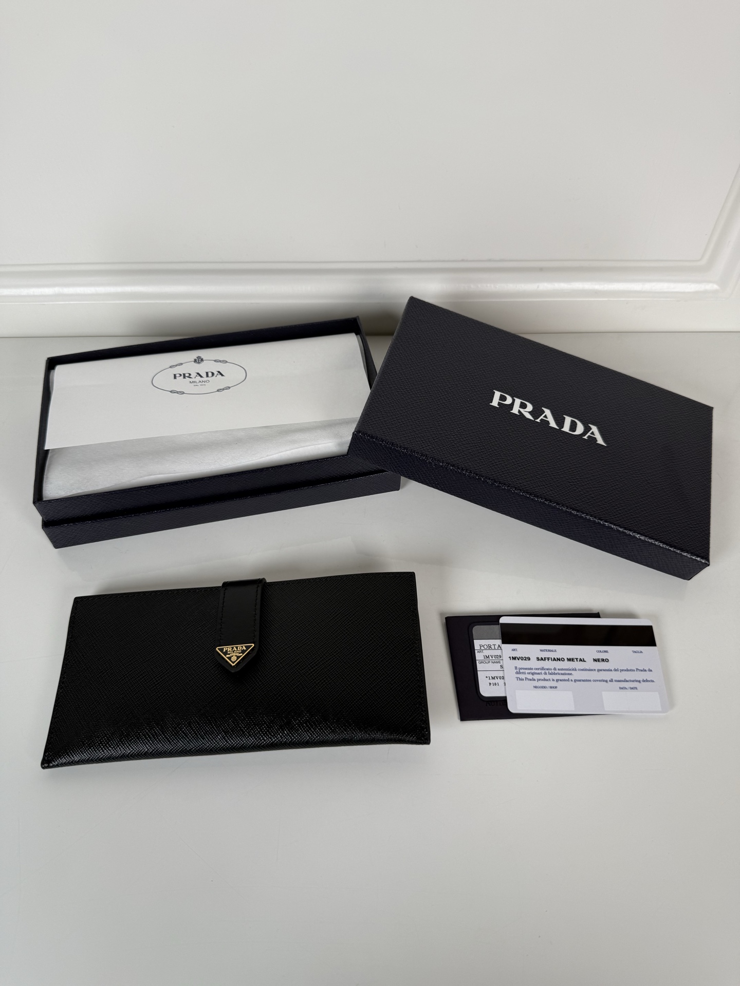 NO:713836,, this elegant and refined large wallet is crafted from signature Saffiano leather with a unique cross-grain texture and smooth leather details. The simple design of the wallet features multiple compartments and pockets, and the signature enameled metal triangle logo on the closure highlights the brand's style. Item number: 1MV029_2DYG_F0236, snap closure  Triangular logo in enameled metal, one bill compartment with eight card slots, external zip pocket Moiré and leather lining Height: 19.5cm Width: 9.5cm,prada,prada19860909,此款优雅而精致的大号钱夹采用标志性的Saffiano皮革打造,呈现独特的交叉纹理,并搭配光滑皮革细节.设计简约的钱夹配有多个隔层和口袋,闭合处饰有标志性的涂珐琅金属三角形徽标,彰显品牌格调. 商品货号: 1MV029_2DYG_F0236,按扣扣合 涂珐琅金属三角形徽标,一个票据隔层八个卡槽,外部拉链口袋Moiré和皮革衬里 高度: 19.5cm 宽度: 9.5cm,普拉达,prada,欧美剧