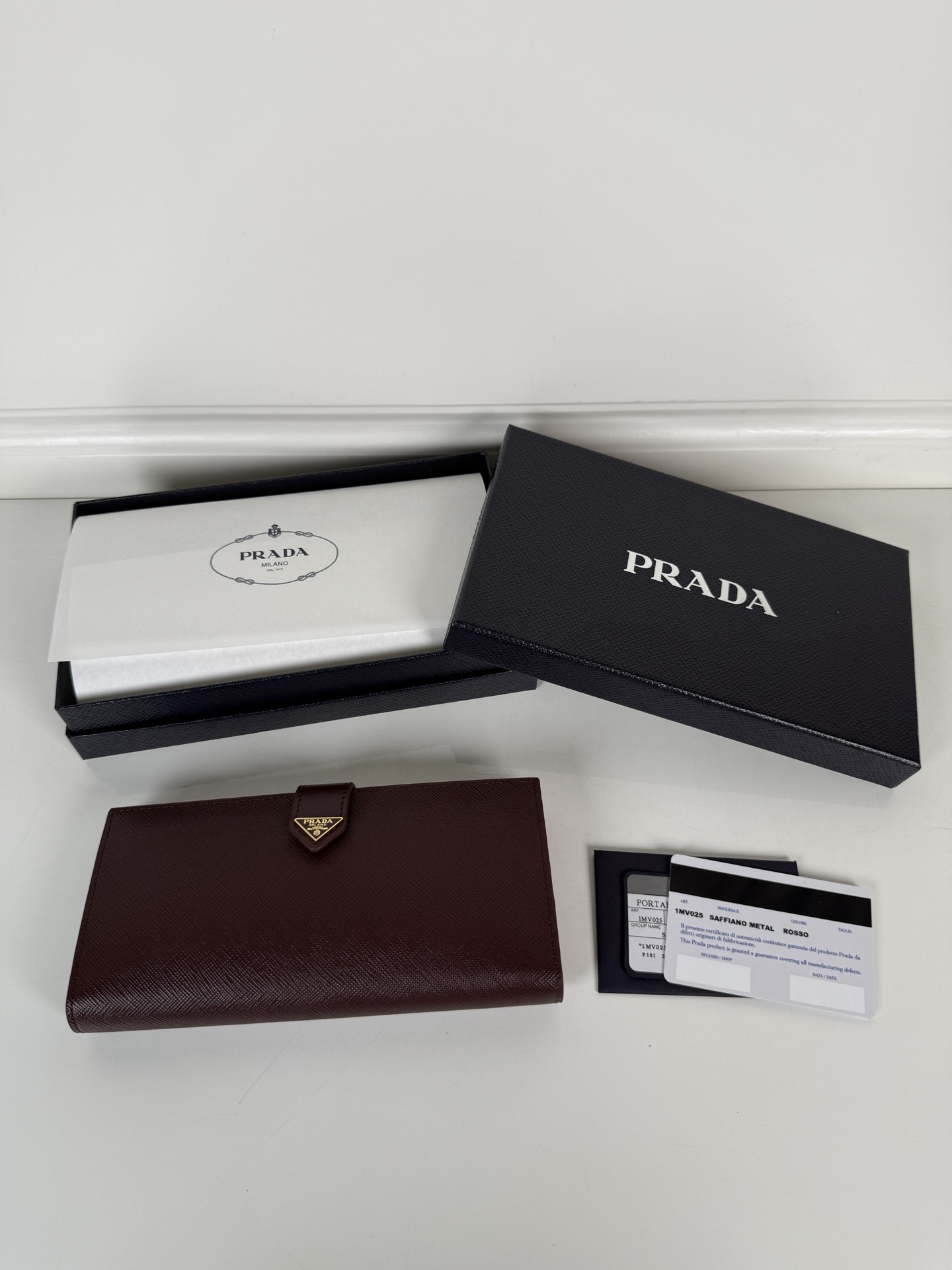 NO:714123,, P's latest triangular micro-label wallet, model 1MV025, the perfect combination of Saffiano cross-grain leather and imported calfskin, size 18×9cm, large capacity, one receipt compartment, nine card slots, three internal pockets, internal zipper compartment, snap button opening and closing is more practical, simple and elegant design. Actual photo, what you see is what you get, Prada, prada, cowhide19860909,P家最新三角微标皮夹,型号1MV025,Saffiano十字纹皮与进口小牛皮的完美结合,尺寸18×9cm,容量大,一个票据隔层,九个卡槽,三个内部口袋,内部拉链式隔层,按扣开合更加实用,设计简约大气.实物拍摄,所见即所得,普拉达,prada,cowhide,欧美剧