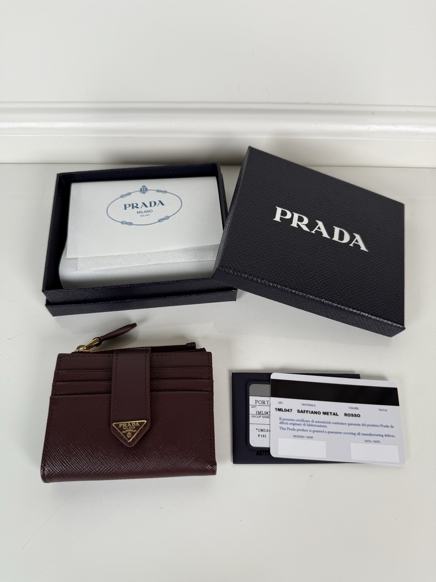 NO:714126,,P's latest triangular micro-label card holder, model 1ML047, the perfect combination of Saffiano cross-grain leather and imported calfskin, size 8×10cm, one receipt compartment, nine card slots, zipper compartment, snap button opening and closing is more practical, simple and elegant design. Actual photo, what you see is what you get, Prada, prada, cowhide19860909,P家最新三角微标卡包,型号1ML047,Saffiano十字纹皮与进口小牛皮的完美结合,尺寸8×10cm,一个票据隔层,九个卡槽,拉链式隔层,按扣开合更加实用,设计简约大气.实物拍摄,所见即所得,普拉达,prada,cowhide,欧美剧