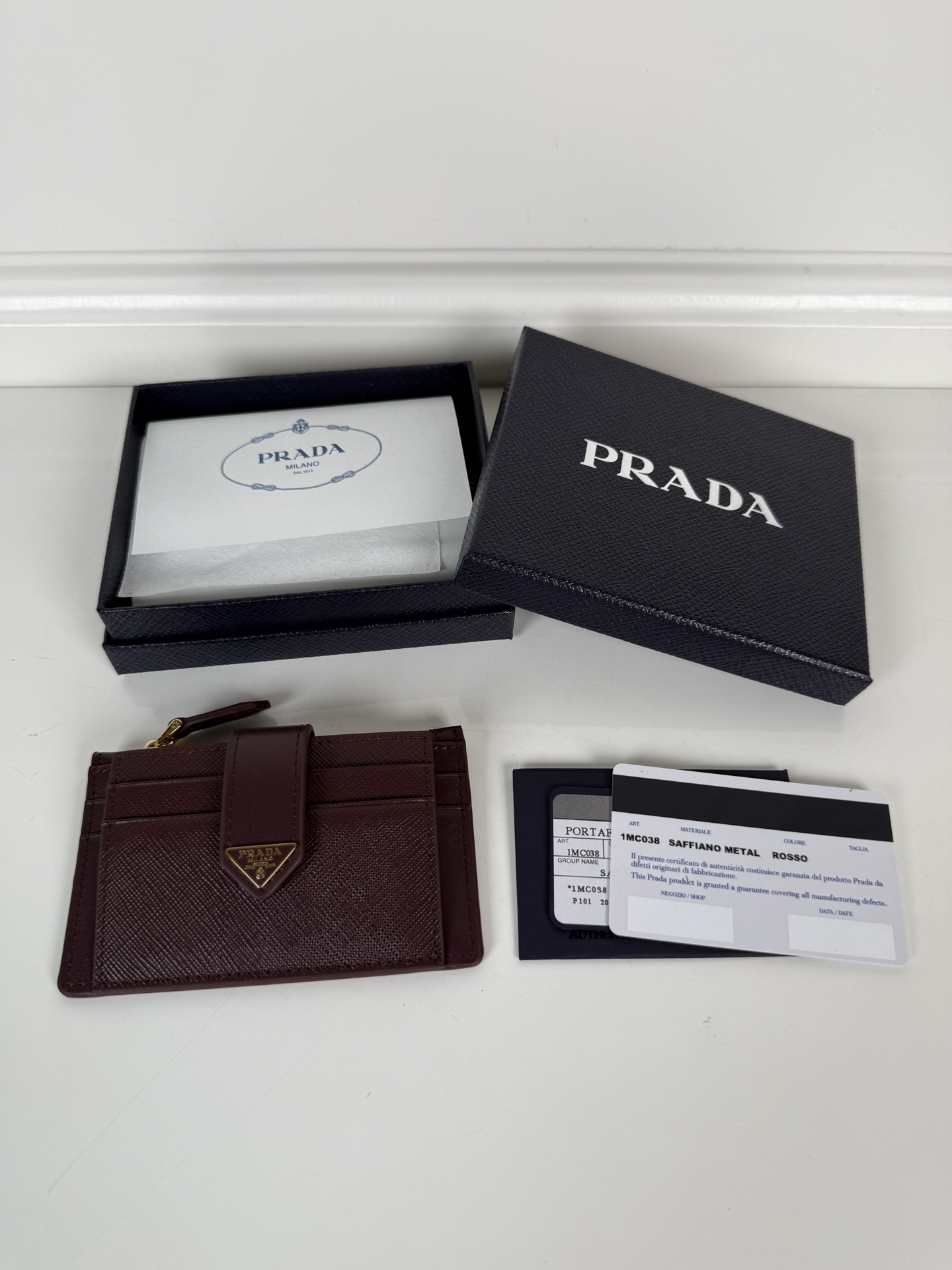 NO:714130,,P's latest triangular micro-label card holder, model 1MC038, the perfect combination of Saffiano cross-grain leather and imported calfskin, size 7.5*12cm, five card slots, zipper compartment, snap button opening and closing is more practical, simple and elegant design. Actual photo, what you see is what you get, Prada, prada, cowhide19860909,P家最新三角微标卡包,型号1MC038,Saffiano十字纹皮与进口小牛皮的完美结合,尺寸7.5*12cm,五个卡槽,拉链式隔层,按扣开合更加实用,设计简约大气.实物拍摄,所见即所得,普拉达,prada,cowhide,欧美剧