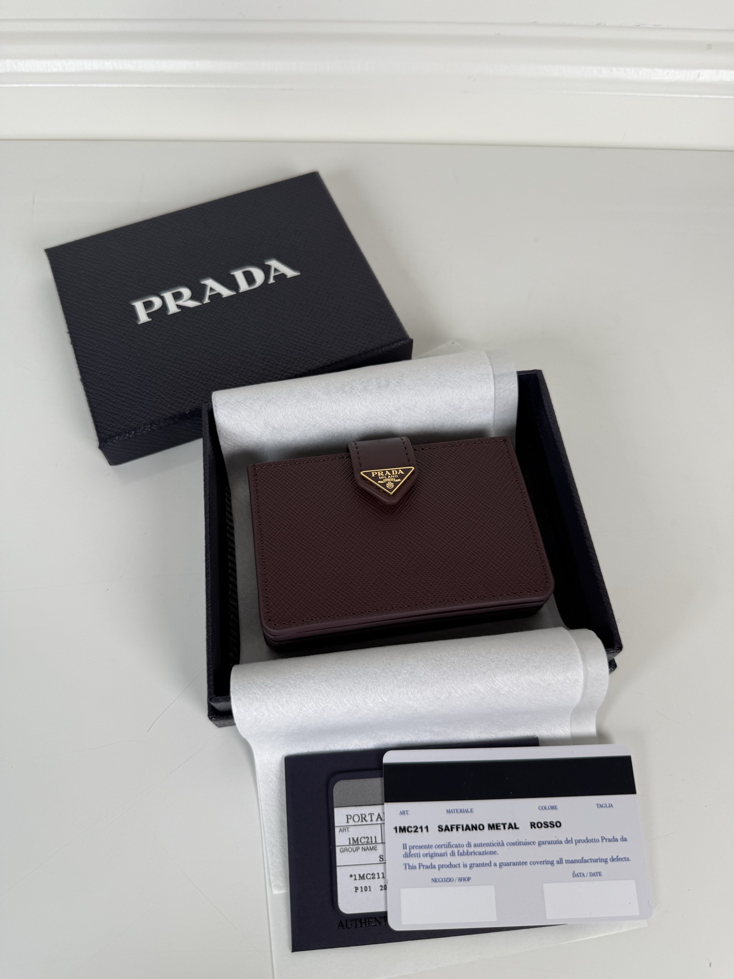 NO:714129,, P's latest triangular micro-label card holder, model 1MC211, the perfect combination of Saffiano cross-grain leather and imported calfskin, size 6.5×10cm, large capacity, five pleated card slots, snap button opening and closing is more practical and safe, simple and elegant design. Actual photo, what you see is what you get, Prada, prada, cowhide19860909,P家最新三角微标卡包,型号1MC211,Saffiano十字纹皮与进口小牛皮的完美结合,尺寸6.5×10cm,容量大,五个褶裥式卡槽,按扣开合更加实用安全,设计简约大气.实物拍摄,所见即所得,普拉达,prada,cowhide,欧美剧