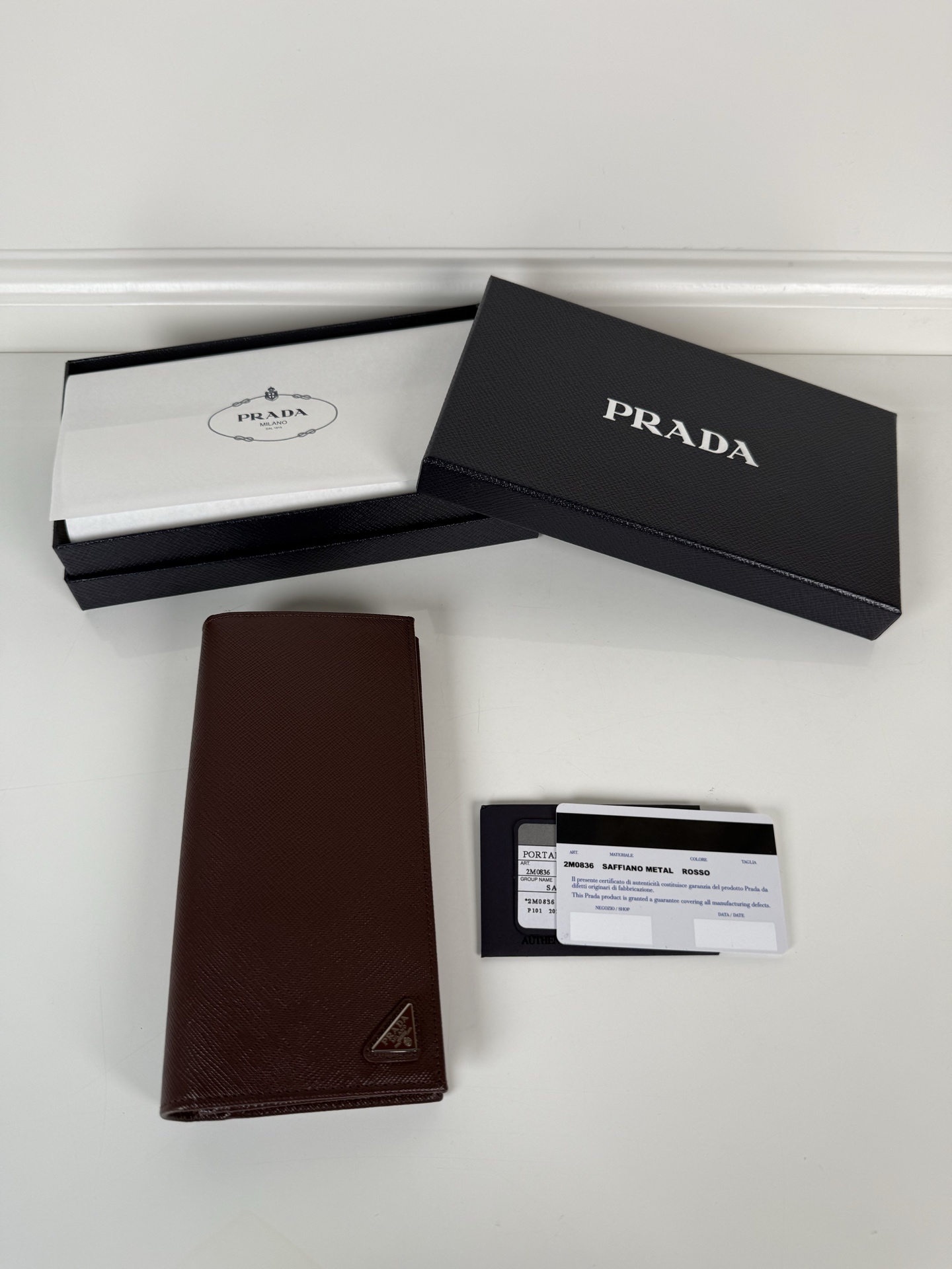 NO:714132,,P men's cross-pattern suit clip, Bordeaux red, model 2M0836, eleven card slots plus an ID pocket and receipt compartment, size 9.5cm×19cm, 175 steel stamp, Prada, prada, business suit19860909,P家男士十字纹西装夹,波尔多红色,型号2M0836,十一个卡位加一个证件袋及票据隔层,尺寸9.5cm×19cm,175钢印,普拉达,prada,business suit,欧美剧