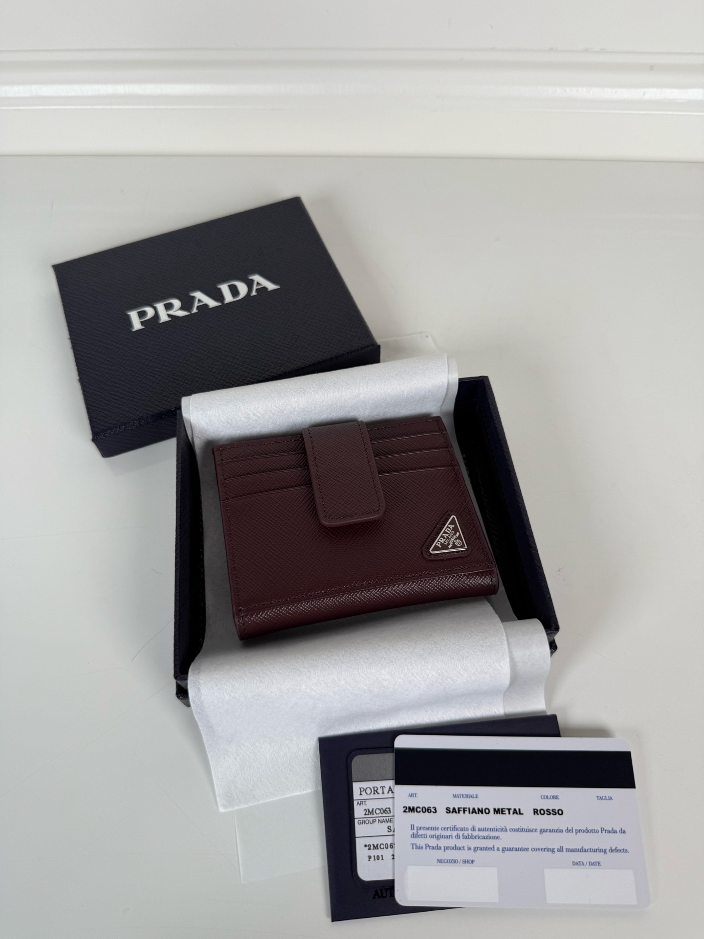 NO:714136,,P Home → Men's half-fold card holder, model 2MC063, made of cross-grain cowhide, size 10×8cm, large capacity, can hold 12 cards and a little cash/money, simple but not simple, best-selling model at the counter., Prada, prada, cowhide19860909,P家→男士对折式卡片夹,型号 2MC063,十字纹牛皮制作,尺寸10×8cm,容量大,可装12张卡片及少许现/金,简约而不简单,专柜热卖款.,普拉达,prada,cowhide,欧美剧