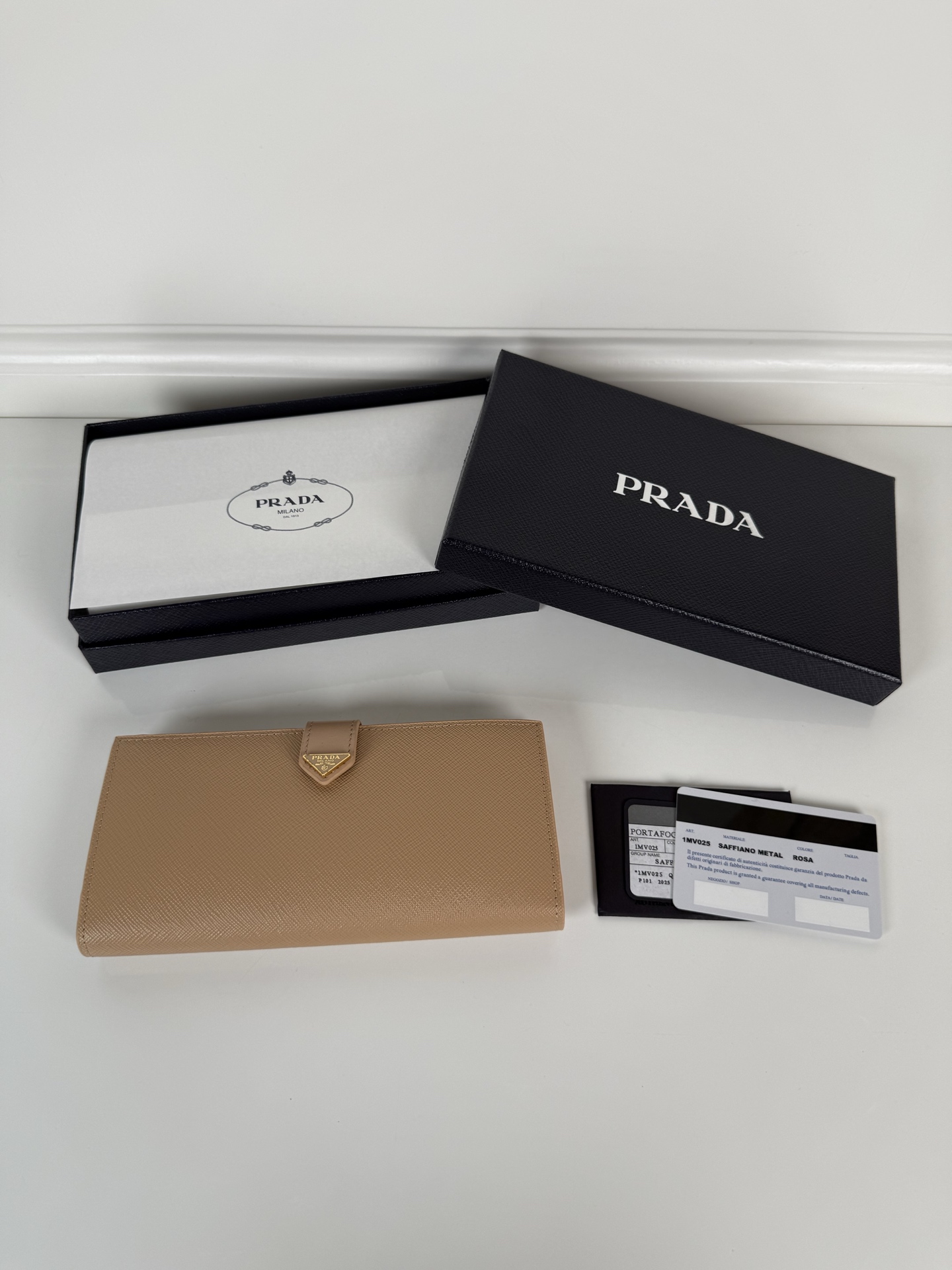 NO:763708,, P's latest triangular micro-label wallet, model 1MV025, a perfect combination of nude pink Saffiano cross-grain leather and imported calfskin, size 18×9cm, large capacity, one receipt compartment, nine card slots, three internal pockets, internal zipper compartment, snap button opening and closing is more practical, simple and elegant design. Actual photo, what you see is what you get, Prada, prada, cowhide19860909,P家最新三角微标皮夹,型号1MV025,裸粉色Saffiano十字纹皮与进口小牛皮的完美结合,尺寸18×9cm,容量大,一个票据隔层,九个卡槽,三个内部口袋,内部拉链式隔层,按扣开合更加实用,设计简约大气.实物拍摄,所见即所得,普拉达,prada,cowhide,欧美剧