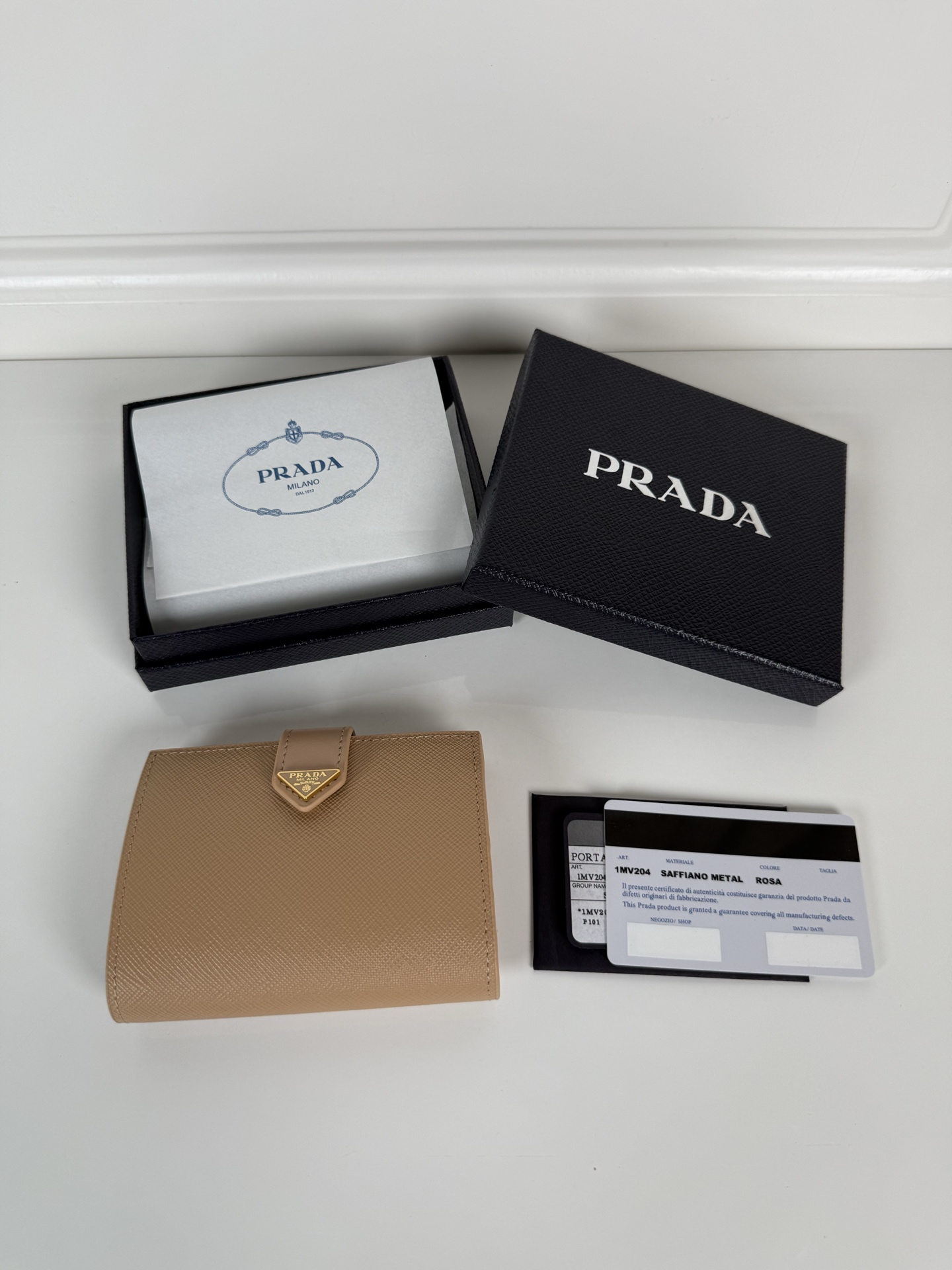 NO:763710,, P's latest triangular micro-label short clip; model 1MV204, the perfect combination of Saffiano cross-grain leather and imported calfskin, size 11.2×8.5cm, one receipt compartment, three card slots, two internal pockets, internal clamshell compartment, snap button opening and closing is more practical, the design is simple and elegant. Actual photo, what you see is what you get, Prada, prada, cowhide19860909,P家最新三角微标短夹；型号1MV204,Saffiano十字纹皮与进口小牛皮的完美结合,尺寸11.2×8.5cm,一个票据隔层,三个卡槽,两个内部口袋,内部翻盖式隔层,按扣开合更加实用,设计简约大气.实物拍摄,所见即所得,普拉达,prada,cowhide,欧美剧