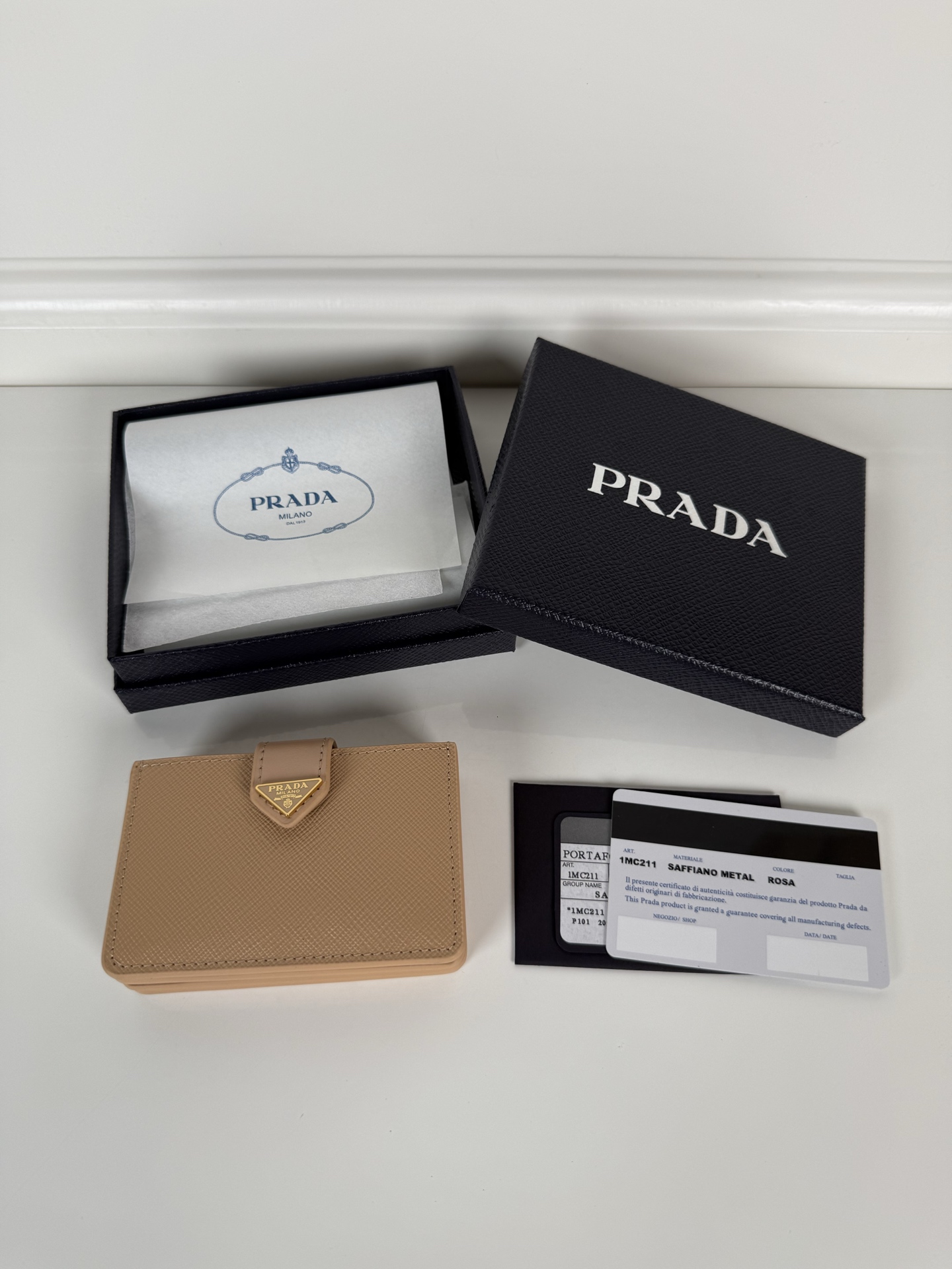 NO:763711,, P's latest triangular micro-label card holder, model 1MC211, the perfect combination of Saffiano cross-grain leather and imported calfskin, size 6.5×10cm, large capacity, five pleated card slots, snap button opening and closing is more practical and safe, simple and elegant design. Actual photo, what you see is what you get, Prada, prada, cowhide19860909,P家最新三角微标卡包,型号1MC211,Saffiano十字纹皮与进口小牛皮的完美结合,尺寸6.5×10cm,容量大,五个褶裥式卡槽,按扣开合更加实用安全,设计简约大气.实物拍摄,所见即所得,普拉达,prada,cowhide,欧美剧