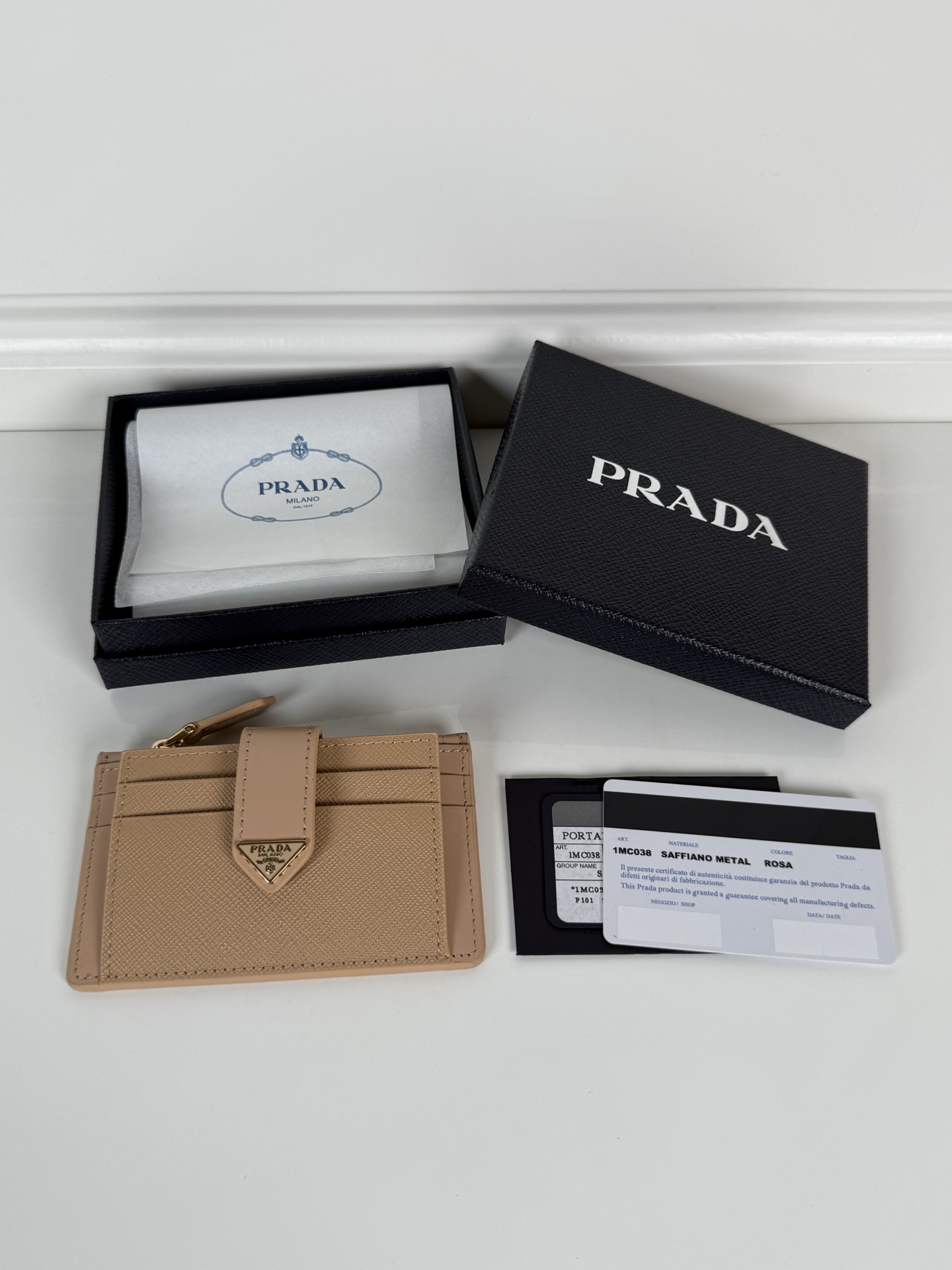 NO:763703,,P's latest triangular micro-label card holder, model 1MC038, the perfect combination of Saffiano cross-grain leather and imported calfskin, size 7.5*12cm, five card slots, zipper compartment, snap button opening and closing is more practical, simple and elegant design. Actual photo, what you see is what you get, Prada, prada, cowhide19860909,P家最新三角微标卡包,型号1MC038,Saffiano十字纹皮与进口小牛皮的完美结合,尺寸7.5*12cm,五个卡槽,拉链式隔层,按扣开合更加实用,设计简约大气.实物拍摄,所见即所得,普拉达,prada,cowhide,欧美剧