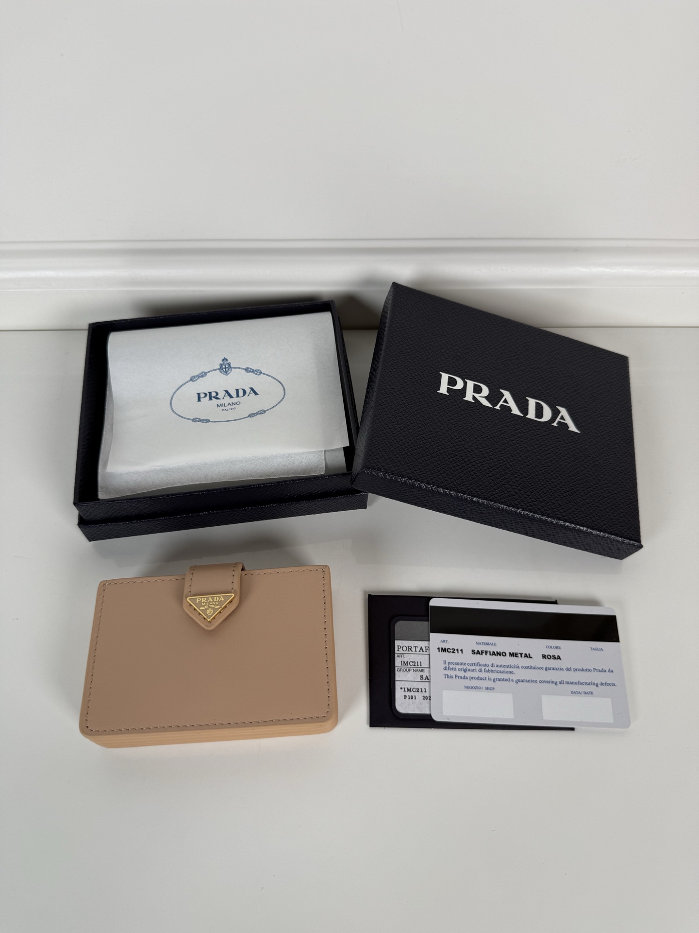 NO:763695,, P’s latest triangular micro-label card holder, model 1MC211, perfect combination of nude pink Saffiano plain imported calfskin, size 6.5×10cm, large capacity, five pleated card slots, snap button opening and closing is more practical and safe, simple and elegant design. Actual photo, what you see is what you get, Prada, prada, cowhide19860909,P家最新三角微标卡包,型号1MC211,裸粉色Saffiano平纹进口小牛皮的完美结合,尺寸6.5×10cm,容量大,五个褶裥式卡槽,按扣开合更加实用安全,设计简约大气.实物拍摄,所见即所得,普拉达,prada,cowhide,欧美剧