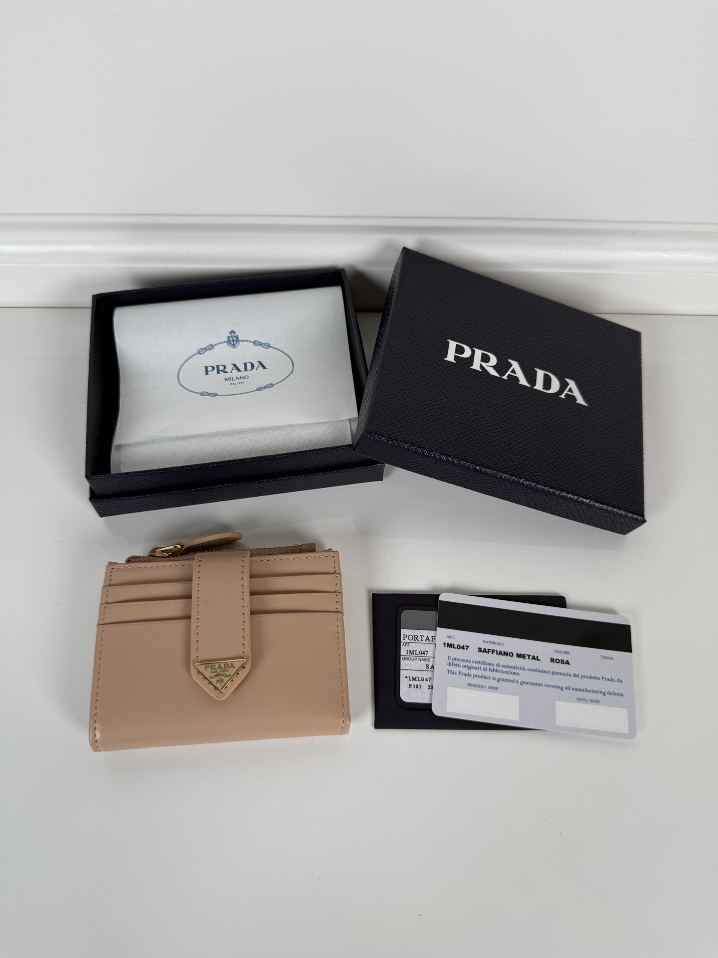 NO:763698,, P's latest triangular micro-label card holder, model 1ML047, perfect combination of Saffiano imported calfskin, size 8×10cm, one receipt compartment, nine card slots, zipper compartment, snap button opening and closing is more practical, simple and elegant design. Actual photo, what you see is what you get, Prada, prada, cowhide19860909,P家最新三角微标卡包,型号1ML047,Saffiano进口小牛皮的完美结合,尺寸8×10cm,一个票据隔层,九个卡槽,拉链式隔层,按扣开合更加实用,设计简约大气.实物拍摄,所见即所得,普拉达,prada,cowhide,欧美剧