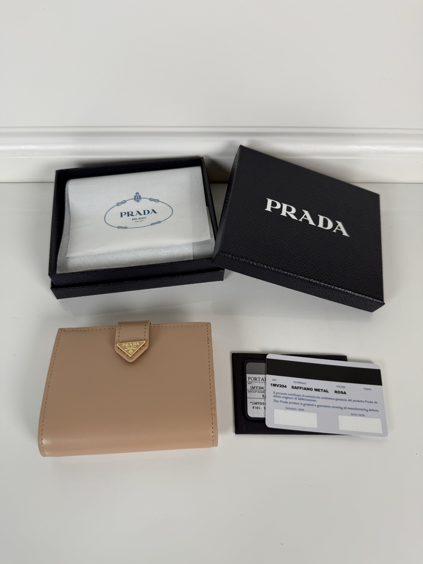 NO:763701,, P's latest triangular micro-mark short clip; model 1MV204, the perfect combination of Saffiano plain imported calfskin, size 11.2×8.5cm, one receipt compartment, three card slots, two internal pockets, internal clamshell compartment, snap button opening and closing is more practical, the design is simple and elegant. Actual photo, what you see is what you get, Prada, prada, cowhide19860909,P家最新三角微标短夹；型号1MV204,Saffiano平纹进口小牛皮的完美结合,尺寸11.2×8.5cm,一个票据隔层,三个卡槽,两个内部口袋,内部翻盖式隔层,按扣开合更加实用,设计简约大气.实物拍摄,所见即所得,普拉达,prada,cowhide,欧美剧