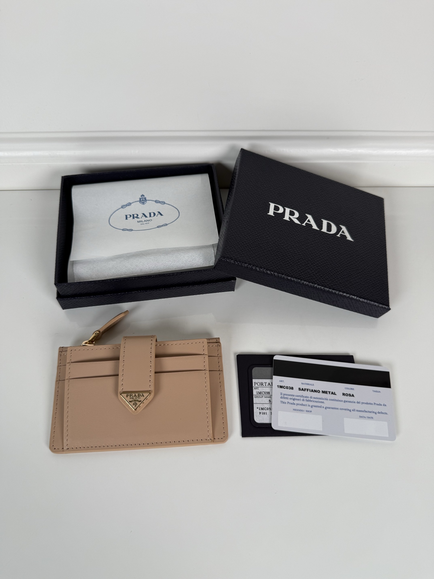 NO:763700,,P's latest triangular micro-label card holder, model 1MC038, perfect combination of nude pink imported plain calfskin, size 7.5*12cm, five card slots, zipper compartment, snap button opening and closing is more practical, simple and elegant design. Actual photo, what you see is what you get, Prada, prada, cowhide19860909,P家最新三角微标卡包,型号1MC038,裸粉色进口平纹小牛皮的完美结合,尺寸7.5*12cm,五个卡槽,拉链式隔层,按扣开合更加实用,设计简约大气.实物拍摄,所见即所得,普拉达,prada,cowhide,欧美剧