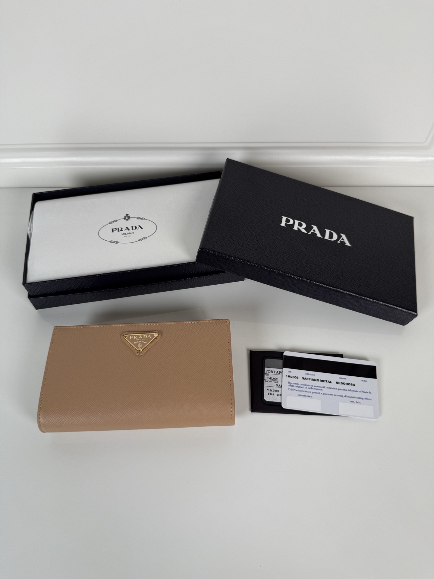 NO:763702,, exquisite leather wallet with snap closure. Decorated with Prada micro-mark. Item number: 1ML009_2CYS_F03BH Snap closure, embossed logo, 1 receipt compartment, 12 card slots and 3 document pockets. Internal zippered coin pocket cross-grain cowhide and Saffiano leather lining. Height: 16cm. Width: 9.5cm. Prada, prada, prada, wallets, cowhide.19860909,精致的皮革钱包采用按扣开合.饰有Prada微字标 商品货号: 1ML009_2CYS_F03BH 按扣开合,压印徽标,1个票据隔层,12个卡槽3个文件袋 内部拉链零钱袋十字纹牛皮与Saffiano皮革衬里 高度: 16cm 宽度: 9.5cm,普拉达,prada,prada,wallets,cowhide,欧美剧