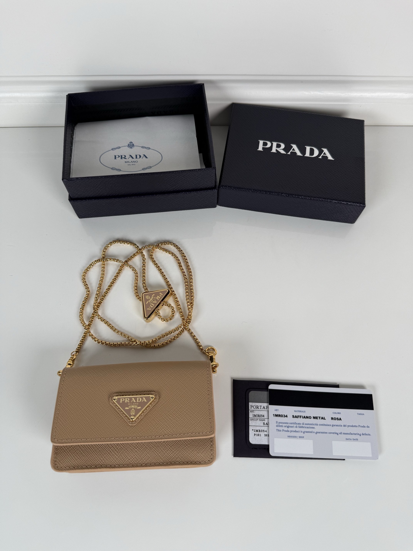 NO:763707,P's women's multifunctional mini backpack, model 1MR034, flip-top card holder with detachable Saffiano leather shoulder strap, metal triangle micro logo decorates the front, size 11.5 x8 x2.5cm, two card slots inside, snap button opening and closing, it is a mini backpack in summer, and it can be transformed into a small card holder by removing the shoulder strap in winter, super practical, worth having, Prada, prada, backpacks19860909P家女士多功能迷你小背包,型号1MR034,翻盖式卡夹搭配可拆卸的Saffiano皮革肩带,金属三角形微标装点正面,尺寸11.5 x8 x2.5cm,内设两个卡槽,按扣开合,夏天是迷你小背包,冬天把肩带卸掉就可以化身小卡夹,超级实用,值得拥有,普拉达,prada,backpacks,欧美剧