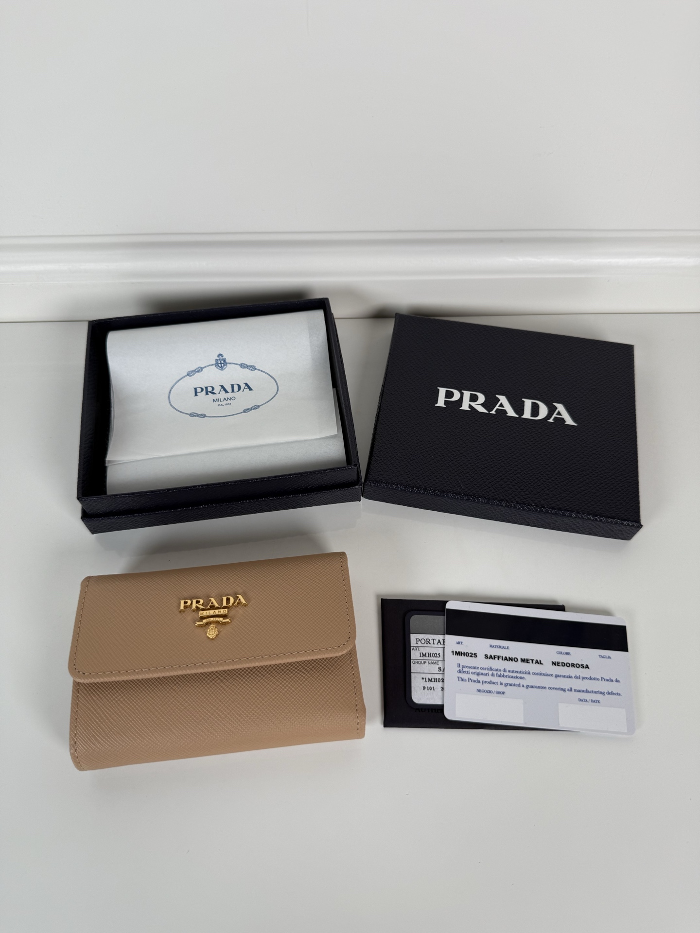 NO:763704,,P women's cross-pattern short clip, original quality, model 1MH025, six card slots, one receipt compartment, two ID pockets, one zippered change bag, size 12x9cm., Prada, prada19860909,P家女士十字纹短夹,原单品质,型号1MH025,六个卡位插口,一个票据隔层,两个证件袋,一个带拉链的零袋,尺寸12x9cm.,普拉达,prada,欧美剧