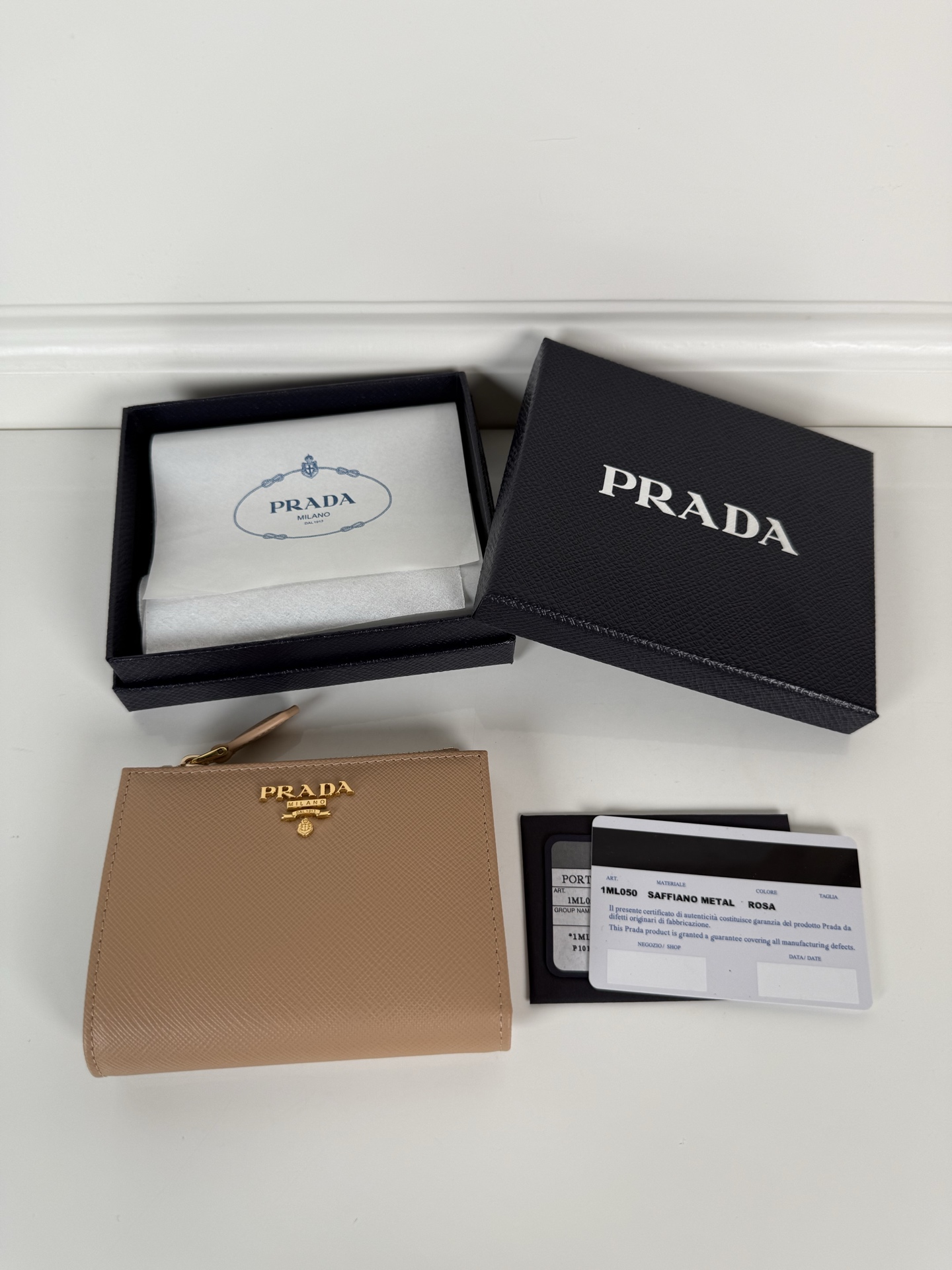 NO:769109,,P family unisex short wallet, nude pink, model 1ML050, made of cross-grain cowhide, eight card slots, one receipt compartment, one zippered coin pocket, length 11.5cm, height 9.5cm, 175 steel stamp, meticulous and neat workmanship as shown in the picture, Prada, prada, wallets, cowhide19860909,P家男女通用短款钱包,裸粉色,型号1ML050,十字纹牛皮制作,八卡位,一个票据隔层,一个拉链零钱袋,长度11.5cm高度9.5cm,175钢印,做工细致工整如图可见,普拉达,prada,wallets,cowhide,欧美剧