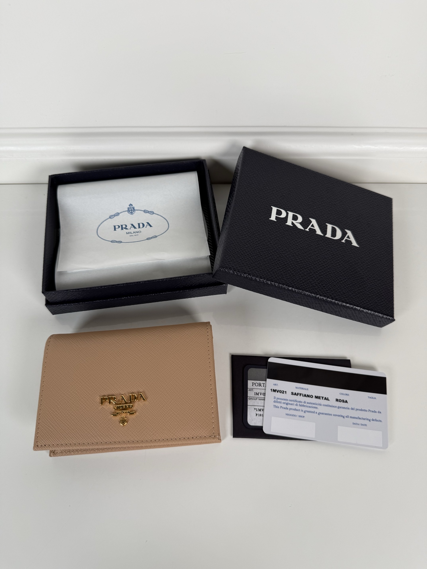 NO:769118,,P home → snap-opening short clip, unisex, model 1MV021, one banknote compartment, four card slots, two internal pockets, and one zipper pocket, size 11.2x8.5cm, fully functional, simple and elegant, well-made and full of texture, moderate size to put in the bag for easy storage when traveling, popular style worth recommending [strong][strong], Prada, prada19860909,P家→按扣式开合短夹,男女通用,型号1MV021,一个钞票隔层,四个卡槽,两个内部口袋,另外还有一个拉链式口袋,尺寸11.2x8.5cm,功能齐全,简约大方,做工精良质感满满,体积适中出行放置包包内便于收纳, 爆款值得推荐[强][强],普拉达,prada,欧美剧