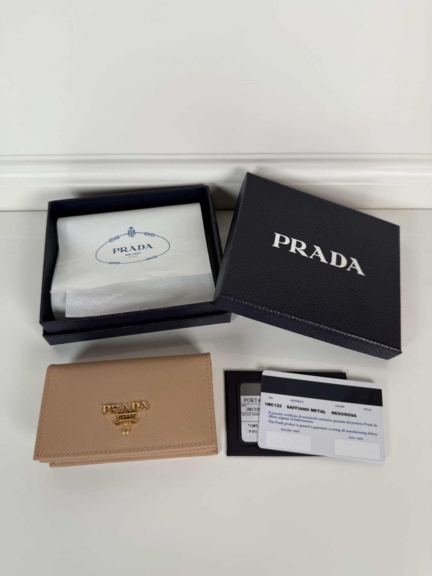 NO:769126,,P's classic card holder, model 1MC122, made of cross-grain cowhide, size 6.5×2.5×11cm, adopts snap button opening and closing design, with two card or receipt slots inside. This exquisite card holder is small and convenient, with sufficient capacity. It can be placed in the bag for easy storage. It can also be used for daily use when going out to make single items. Hot best-selling model, real shot, what you see is what you get, Prada, prada, cowhide19860909,P家经典卡片夹,型号1MC122,十字纹牛皮制作,尺寸6.5×2.5×11cm,采用按扣开合设计,内有两个卡片或票据插口,这款精致的卡夹小巧方便,容量充足,放置于包包内方便收纳,也可日常出门做单品用,火爆热卖款,实物拍摄,所见即所得,普拉达,prada,cowhide,欧美剧