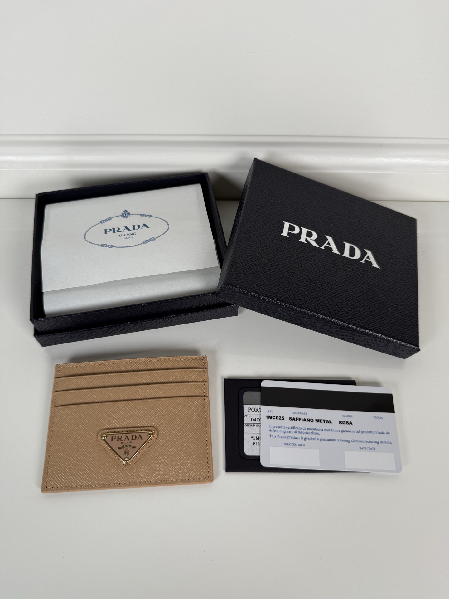 NO:769144,, P family small card holder for men and women, nude pink, model 1MC025, original quality, imported cross pattern production, 6 card slots and a middle sandwich, can hold multiple cards and zeros, size 11.2×8.5cm, real shot, what you see is what you get, Prada, prada19860909,P家 男女通用小卡包,裸粉色,型号1MC025,原单品质,进口十字纹制作,6个卡位一个中间夹层,可放置多张卡片以及零,尺寸11.2×8.5cm,实物拍摄,所见即所得,普拉达,prada,欧美剧