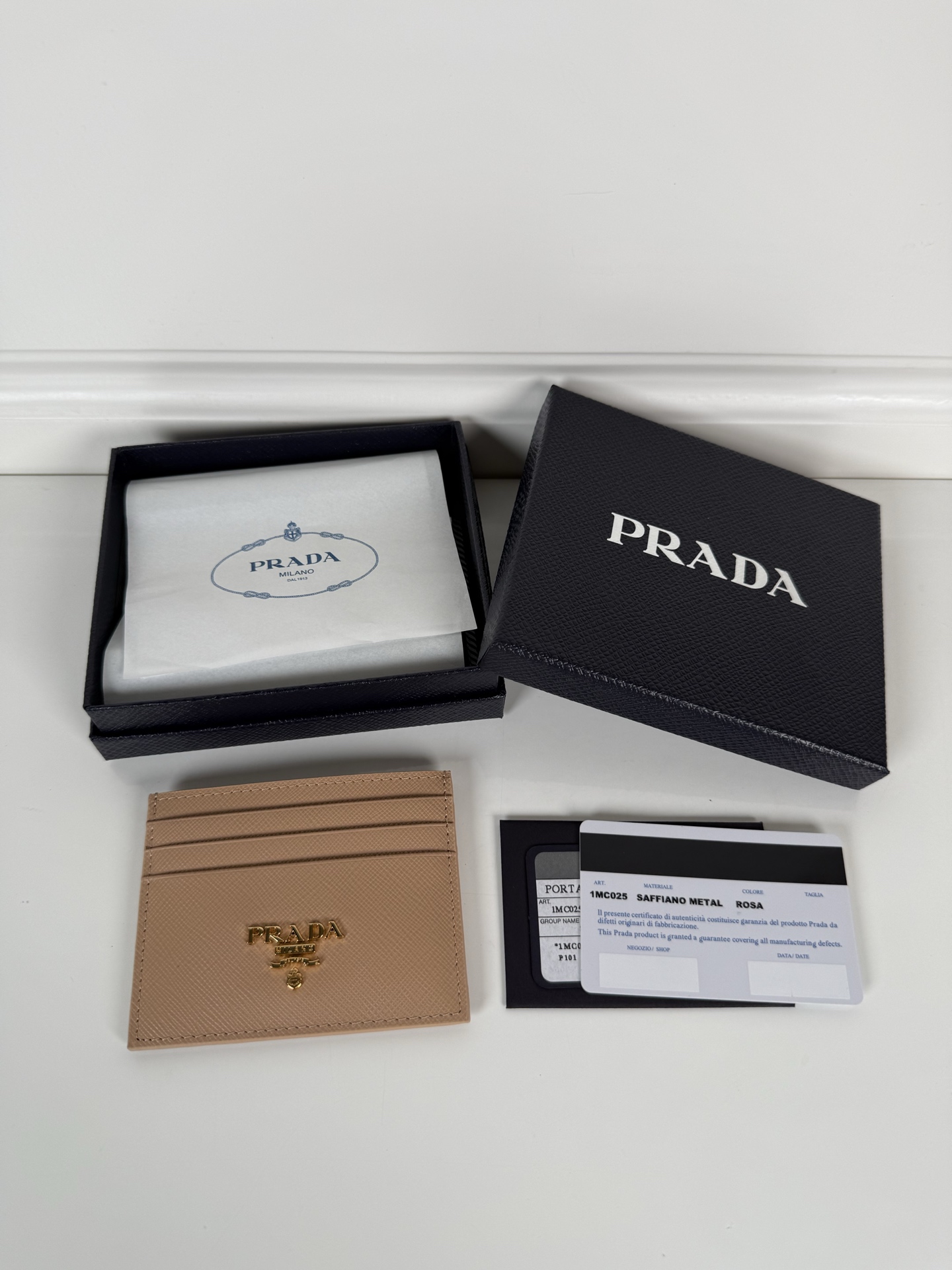 NO:769135,P family small card holder for men and women, nude pink, model 1MC025, original quality, imported cross-pattern production, 6 card slots and a middle sandwich, can hold multiple cards and zeros, size 11.2×8.5cm, real shot, what you see is what you get, Prada, prada19860909P家 男女通用小卡包,裸粉色,型号1MC025,原单品质,进口十字纹制作,6个卡位一个中间夹层,可放置多张卡片以及零,尺寸11.2×8.5cm,实物拍摄,所见即所得,普拉达,prada,欧美剧