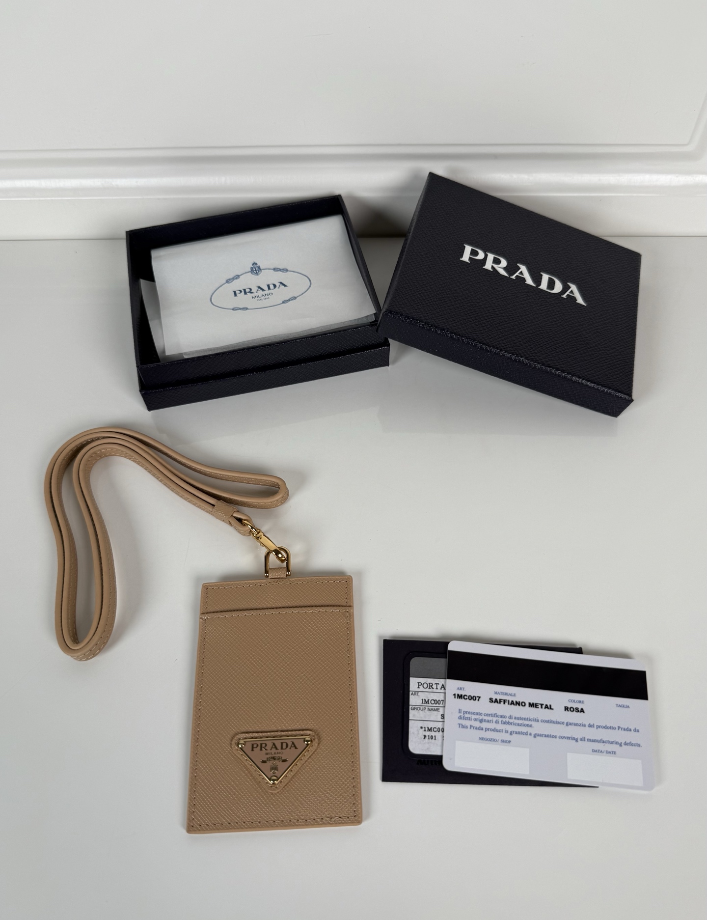 NO:769153,,P Home→Hangneck style leather document holder, model 1MC007, made of cross-grain cowhide, size 10.5×7cm, a rare work card on the market, with a transparent mirror window on the back, detachable sling, carrying a bag is too troublesome, but with it, important cards can be hung on the chest, and you no longer have to worry about not finding them [strong], Prada, prada, cowhide19860909,P家→挂脖款皮革证件夹,型号1MC007,十字纹牛皮制作,尺寸10.5×7cm,市面少有的工作卡牌,背面为透明镜窗,可拆卸式吊绳,拎包太麻烦,有了它,重要的卡片挂在胸前,再也不用担心找不到[强],普拉达,prada,cowhide,欧美剧