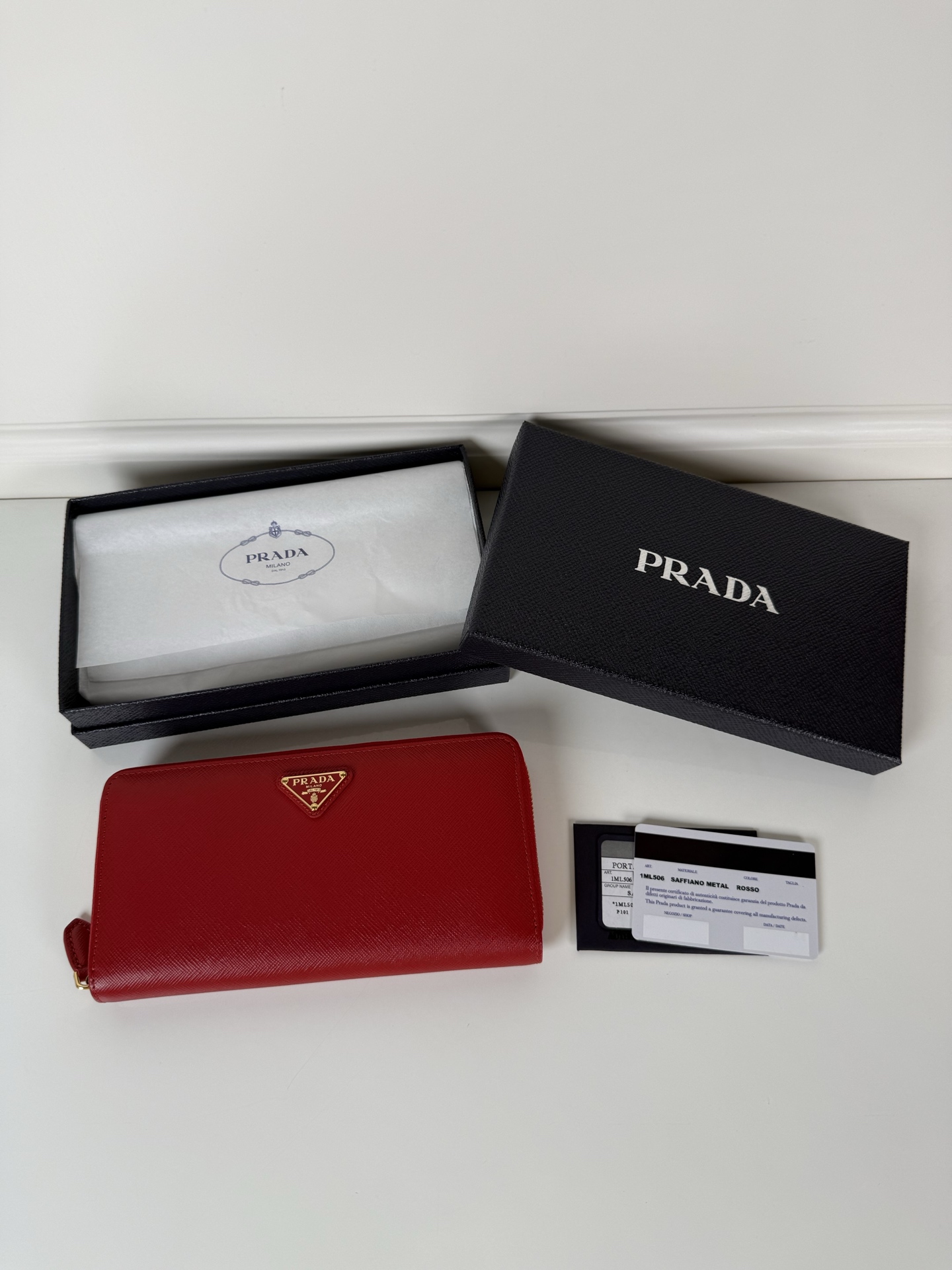 NO:919999,, P family cross pattern single zipper wallet, bright red, model 1ML506, single quality, made of cross pattern cowhide, size 20×10.3cm, 175 steel stamp, exquisite workmanship as shown in the picture, Prada, prada, cowhide19860909,P家十字纹单拉链皮夹,大红色,型号1ML506,元单品质,十字纹牛皮制作,尺寸20×10.3cm,175钢印,做工精致如图可见,普拉达,prada,cowhide,欧美剧