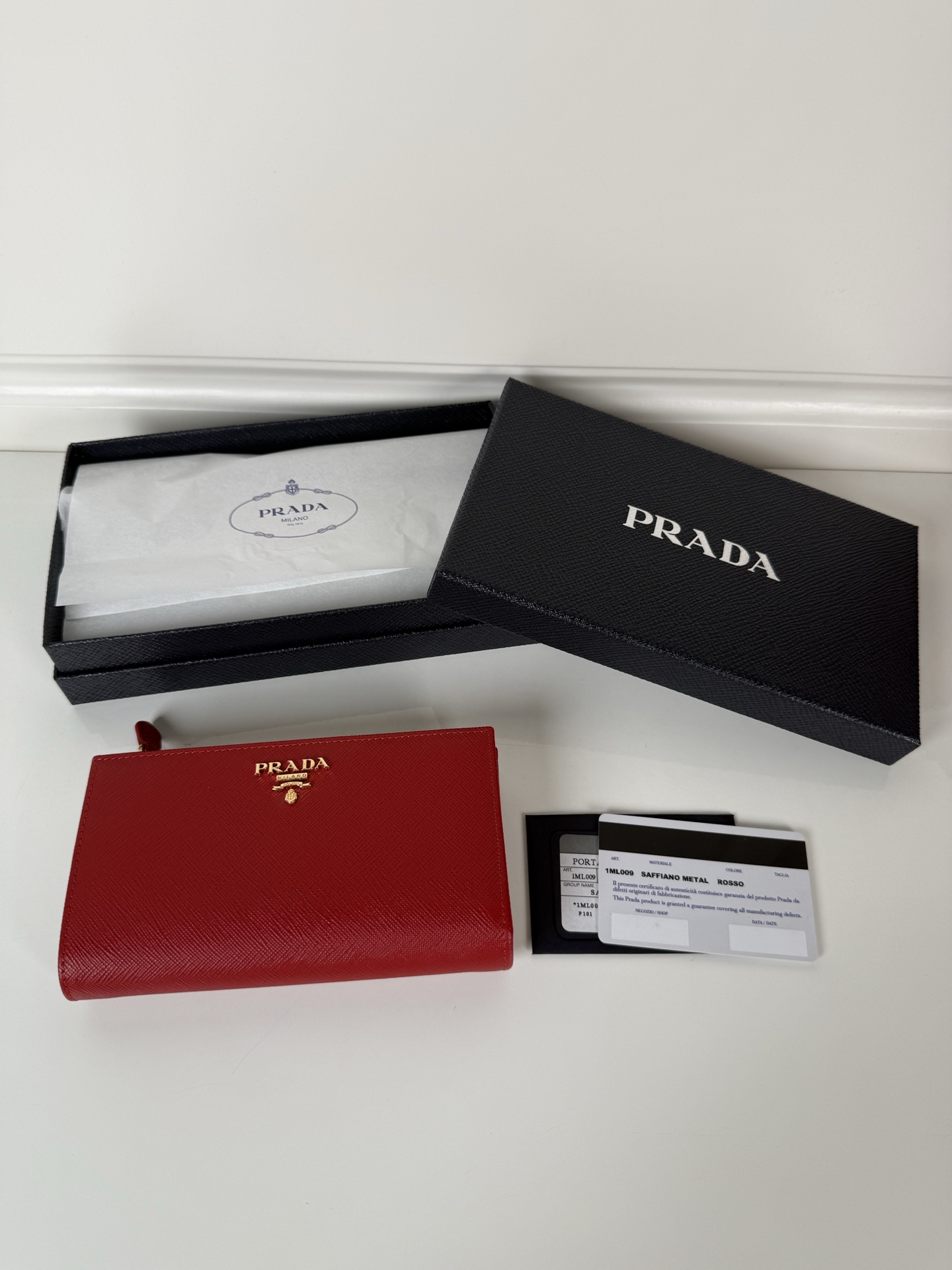 NO:919946,, exquisite leather wallet with snap closure. Decorated with Prada micro-mark. Item number: 1ML009_2CYS_F03BH Snap closure, embossed logo, 1 receipt compartment, 12 card slots and 3 document pockets. Internal zippered coin pocket cross-grain cowhide and Saffiano leather lining. Height: 16cm. Width: 9.5cm. Prada, prada, prada, wallets, cowhide.19860909,精致的皮革钱包采用按扣开合.饰有Prada微字标 商品货号: 1ML009_2CYS_F03BH 按扣开合,压印徽标,1个票据隔层,12个卡槽3个文件袋 内部拉链零钱袋十字纹牛皮与Saffiano皮革衬里 高度: 16cm 宽度: 9.5cm,普拉达,prada,prada,wallets,cowhide,欧美剧