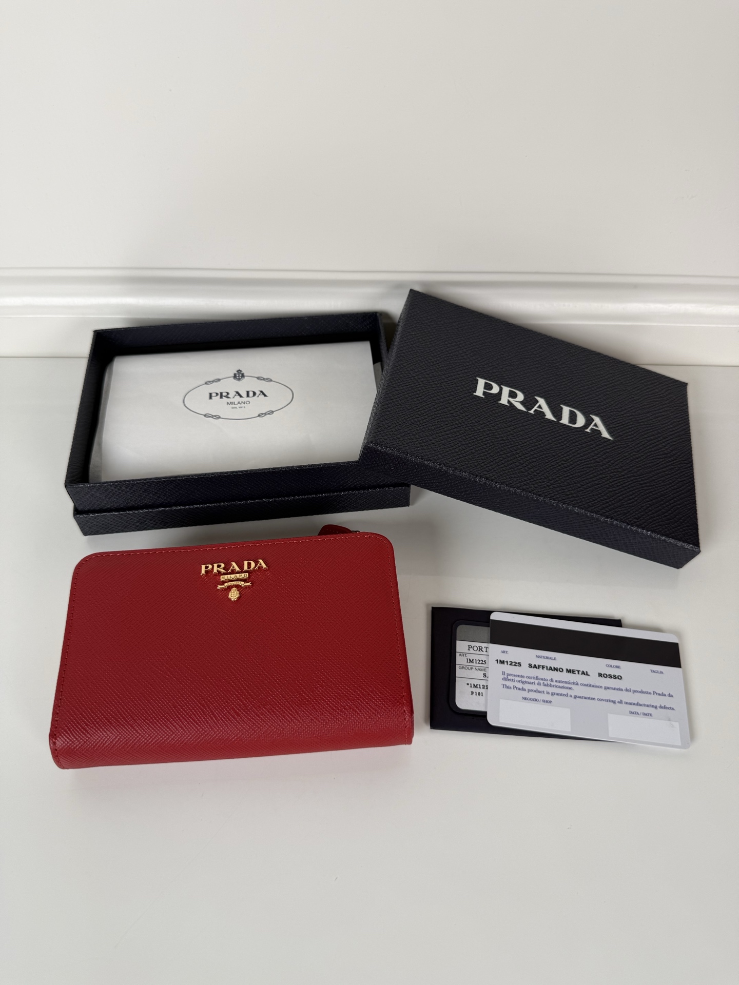 NO:919951,,P women's cross-pattern short clip, single quality, model 1M1225, ten card slots, two ID pockets, a zippered zero pocket sandwich, size 14x9.5cm., Prada, prada19860909,P家女士十字纹短夹,元单品质,型号1M1225,十个卡位插口,两个证件袋,一个带拉链的零袋夹层,尺寸14x9.5cm.,普拉达,prada,欧美剧