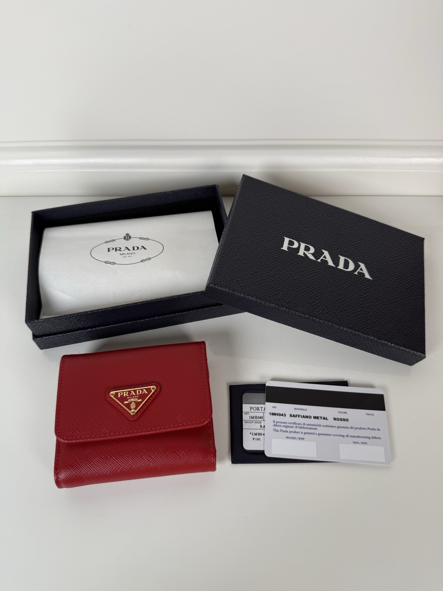 NO:919956,,P's women's cross-pattern short clip, original quality, model 1MH043, four card slots, one receipt compartment, two ID pockets, one external pocket, one internal clamshell coin pocket, size 10x8.5cm..., Prada, prada19860909,P家女士十字纹短夹,原单品质,型号1MH043,四个卡位插口,一个票据隔层,两个证件袋,一个外部口袋,内部翻盖式零钱袋一个,尺寸10x8.5cm...,普拉达,prada,欧美剧