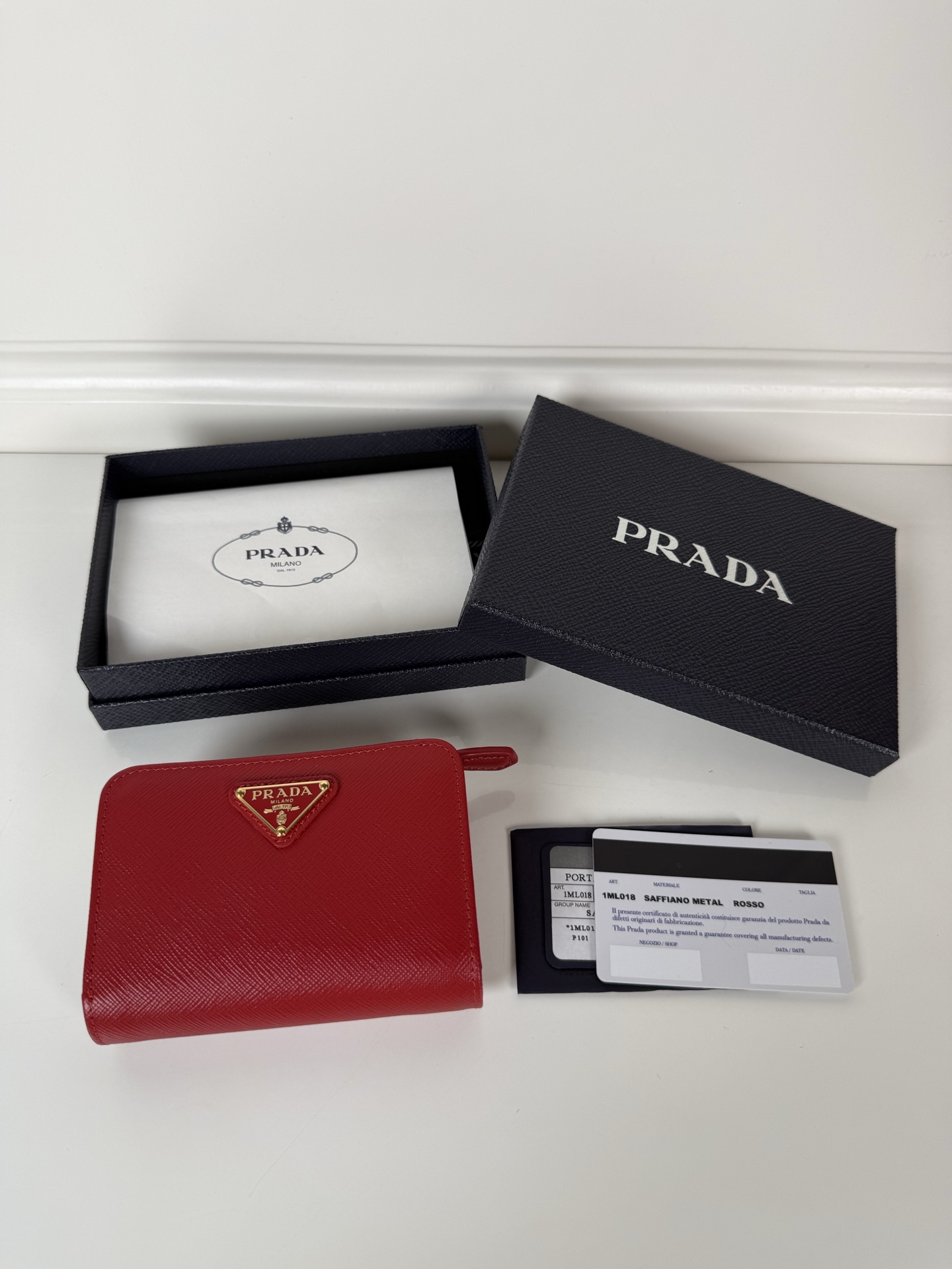 NO:919962,,P's women's cross-pattern short clip, model 1ML018, snap-button design, equipped with 9 card slots, a bill compartment, and a zippered zero compartment, size 12 x 8cm, small but fully functional, both practical and fashionable, can be held in hand or placed in a bag, high-quality workmanship, a good choice for personal use, best choice for personal use, Prada, prada19860909,P家女士十字纹短夹,型号1ML018,按扣开合设计,内设9个卡槽,一个钞票隔层,一个带拉链的零隔层,尺寸12 x 8cm,尺寸小巧但功能齐全,实用与时尚兼备,手持或放置包包内均可,做工品质上乘,彰显品味之选,自用送人最佳选择,普拉达,prada,欧美剧