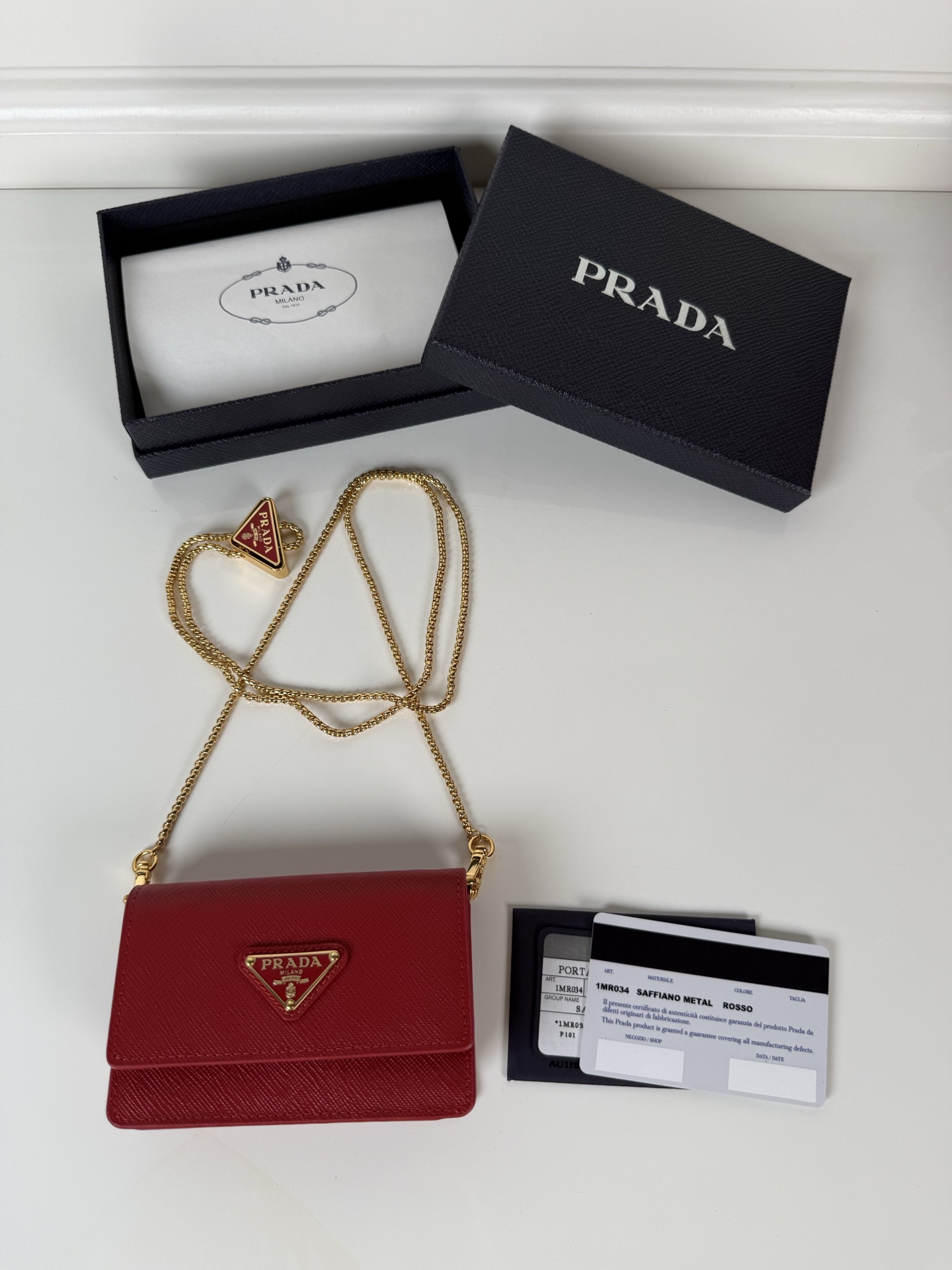 NO:919981,P's women's multifunctional mini backpack, model 1MR034, flip-top card holder with detachable Saffiano leather shoulder strap, metal triangle micro logo decorates the front, size 11.5 x8 x2.5cm, two card slots inside, snap button opening and closing, it is a mini backpack in summer, and it can be transformed into a small card holder by removing the shoulder strap in winter, super practical, worth having, Prada, prada, backpacks19860909P家女士多功能迷你小背包,型号1MR034,翻盖式卡夹搭配可拆卸的Saffiano皮革肩带,金属三角形微标装点正面,尺寸11.5 x8 x2.5cm,内设两个卡槽,按扣开合,夏天是迷你小背包,冬天把肩带卸掉就可以化身小卡夹,超级实用,值得拥有,普拉达,prada,backpacks,欧美剧
