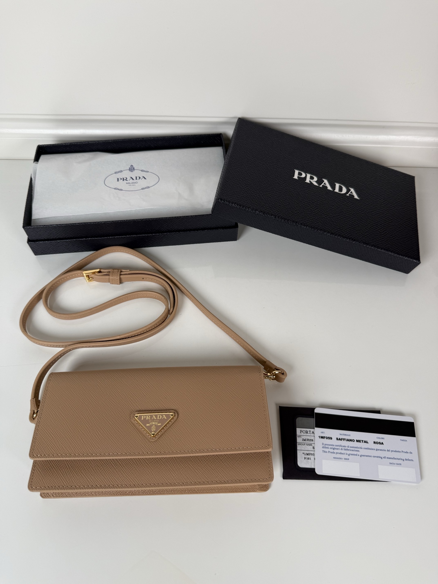 NO:919987,P's women's multifunctional mini backpack, model 1MF059, flip-top card holder with detachable Saffiano leather shoulder strap, metal triangular micro logo decorating the front, size 18x9.5x4cm, three card slots inside, snap button opening and closing, it is a mini backpack in summer, and it can be transformed into a small card holder by removing the shoulder strap in winter, super practical, worth owning, Prada, prada, backpacks19860909P家女士多功能迷你小背包,型号1MF059,翻盖式卡夹搭配可拆卸的Saffiano皮革肩带,金属三角形微标装点正面,尺寸18x9.5x4cm,内设三个卡槽,按扣开合,夏天是迷你小背包,冬天把肩带卸掉就可以化身小卡夹,超级实用,值得拥有,普拉达,prada,backpacks,欧美剧
