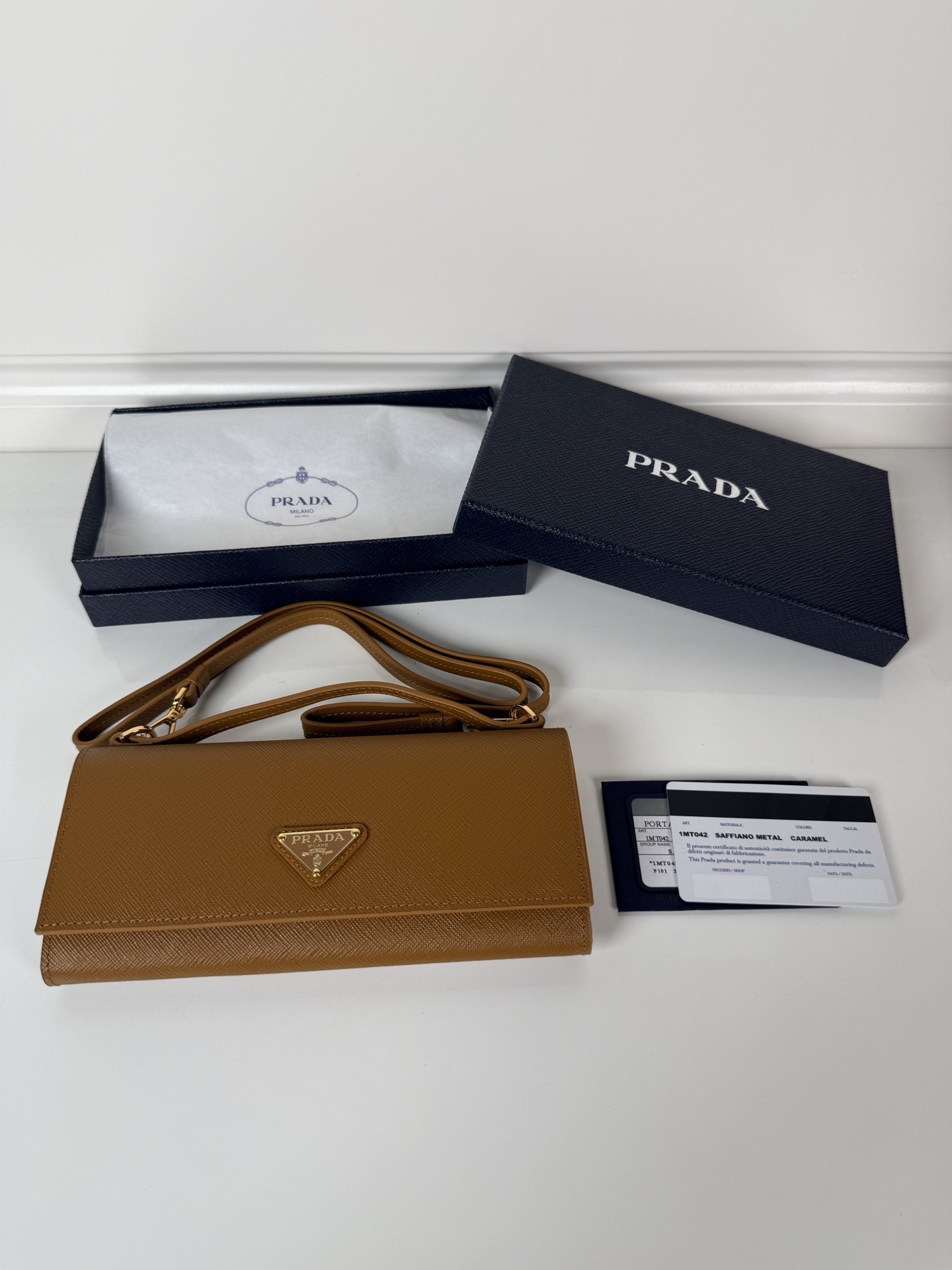 NO:919993,P's women's multi-functional mini cross-body + hand-carry multi-function wallet, model 1MT042, flip-top card holder with removable Saffiano leather shoulder strap, metal triangular micro-mark decorates the front, size 20*9.5cm, three card slots inside, snap button opening and closing, it is a mini backpack in summer, and it can be turned into a small card holder by removing the shoulder strap in winter. Super practical, worth owning, Prada, prada, wallets, backpacks19860909P家女士多功能迷你斜跨+手拎多功能钱包,型号1MT042,翻盖式卡夹搭配可拆卸的Saffiano皮革肩带,金属三角形微标装点正面,尺寸20*9.5cm内设三个卡槽,按扣开合,夏天是迷你小背包,冬天把肩带卸掉就可以化身小卡夹,超级实用,值得拥有,普拉达,prada,wallets,backpacks,欧美剧