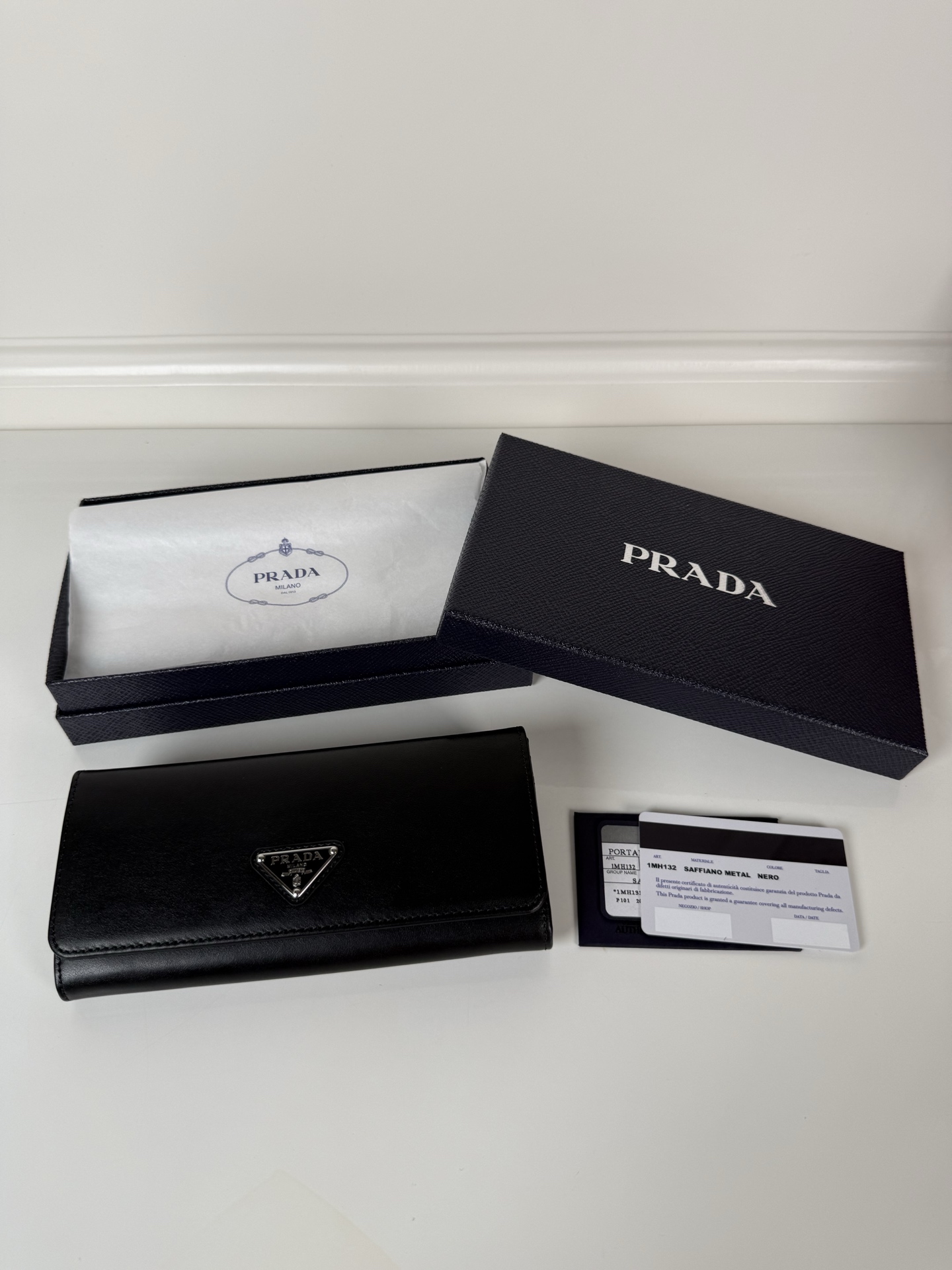 NO:919945,,P lady's flip wallet, model 1MH132, made of black imported plain Nabo leather, original quality, size 18.7x9.5cm, actual photo, what you see is what you get, Prada, prada, cowhide19860909,P家女士翻盖皮夹,型号1MH132,黑色进口平纹纳柏牛皮制作,原单品质,尺寸18.7x9.5cm,实物拍摄,所见即所得,普拉达,prada,cowhide,欧美剧
