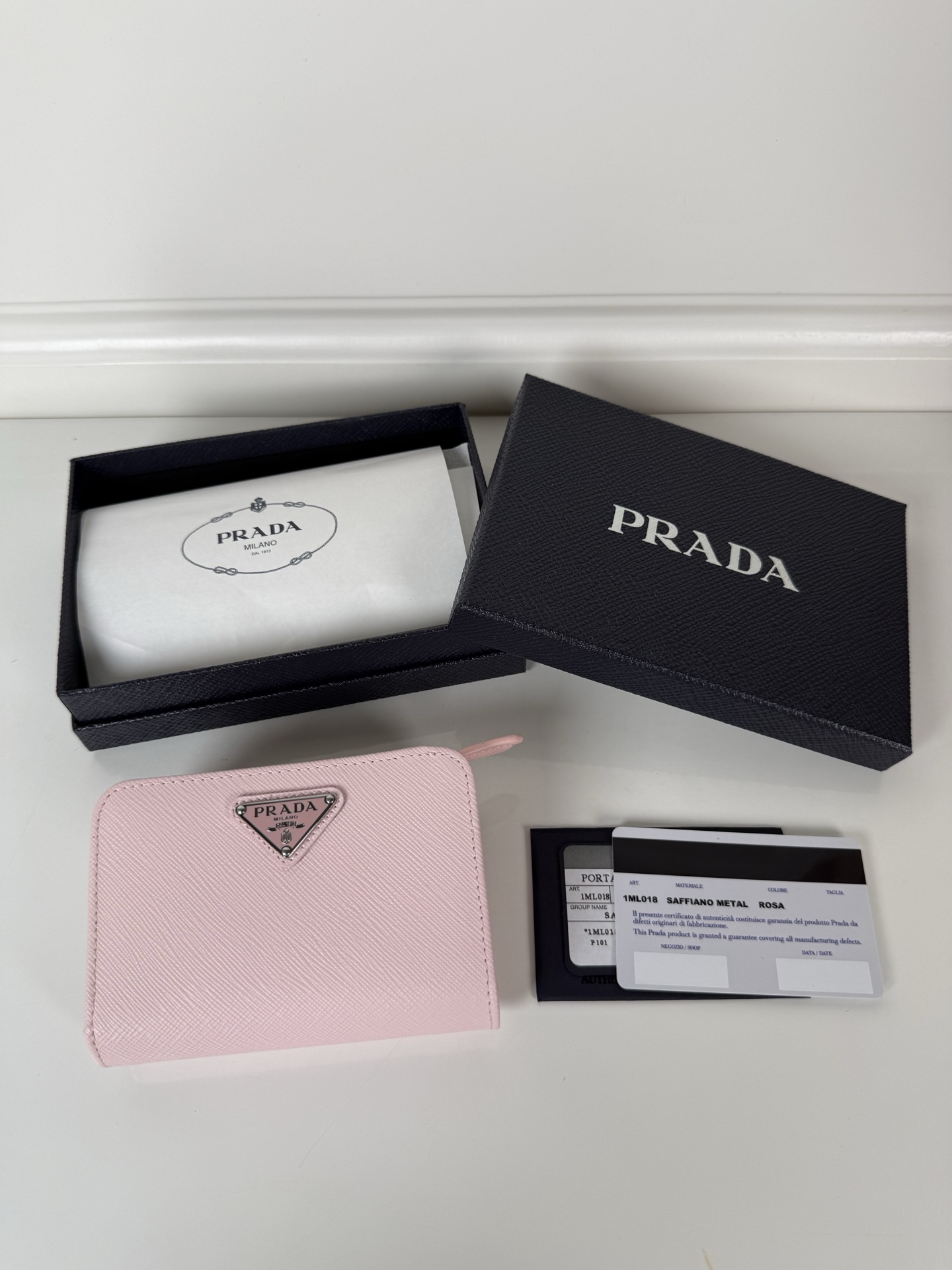 NO:919950,,P's women's cross-pattern short clip, model 1ML018, snap-button design, equipped with 9 card slots, a bill compartment, and a zippered zero compartment, size 12 x 8cm, small but fully functional, both practical and fashionable, can be held in hand or placed in a bag, high-quality workmanship, a good choice for personal use, best choice for personal use, Prada, prada19860909,P家女士十字纹短夹,型号1ML018,按扣开合设计,内设9个卡槽,一个钞票隔层,一个带拉链的零隔层,尺寸12 x 8cm,尺寸小巧但功能齐全,实用与时尚兼备,手持或放置包包内均可,做工品质上乘,彰显品味之选,自用送人最佳选择,普拉达,prada,欧美剧