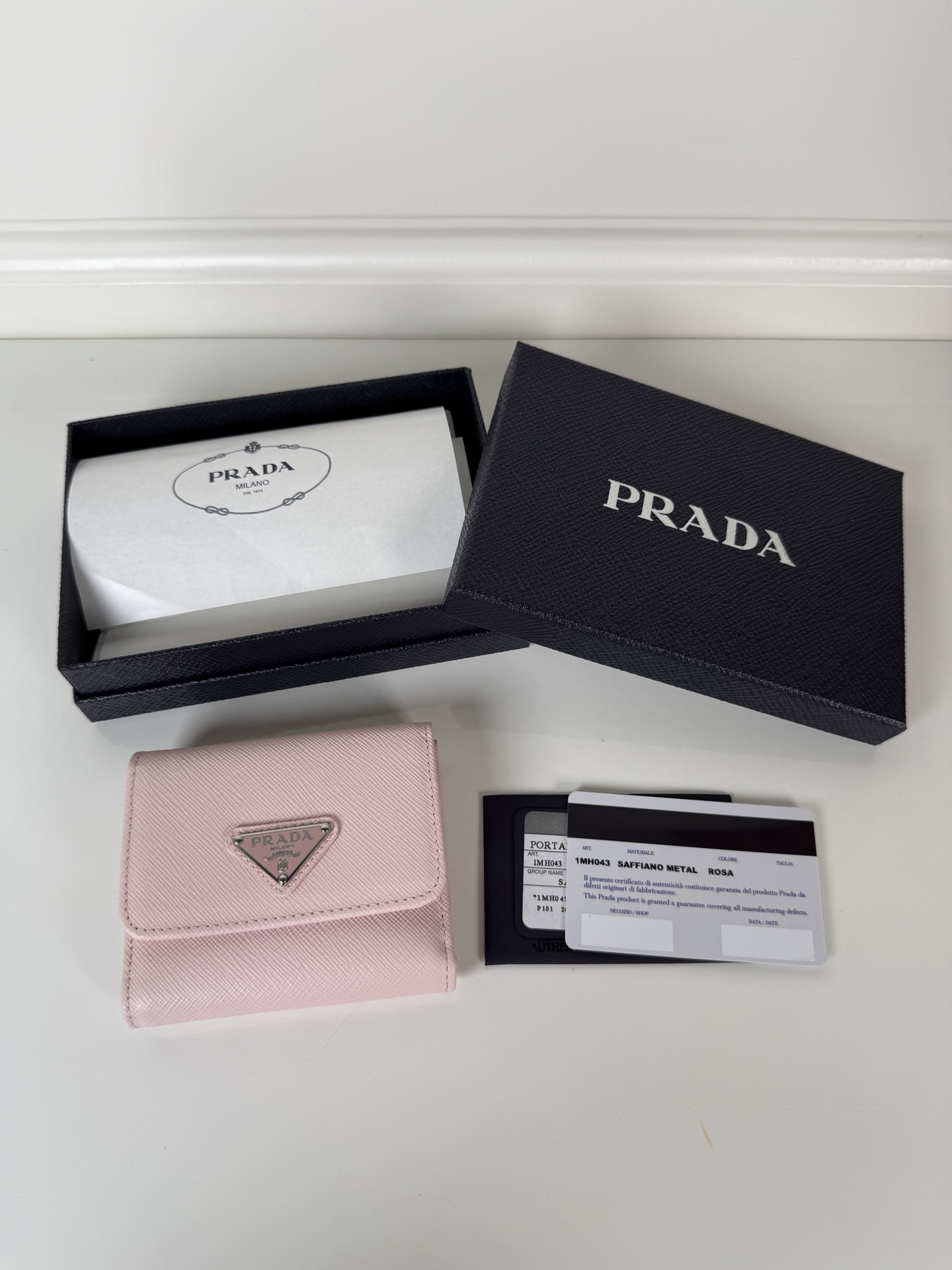 NO:919955,,P's women's cross-pattern short clip, original quality, model 1MH043, four card slots, one receipt compartment, two ID pockets, one external pocket, one internal clamshell coin pocket, size 10x8.5cm..., Prada, prada19860909,P家女士十字纹短夹,原单品质,型号1MH043,四个卡位插口,一个票据隔层,两个证件袋,一个外部口袋,内部翻盖式零钱袋一个,尺寸10x8.5cm...,普拉达,prada,欧美剧