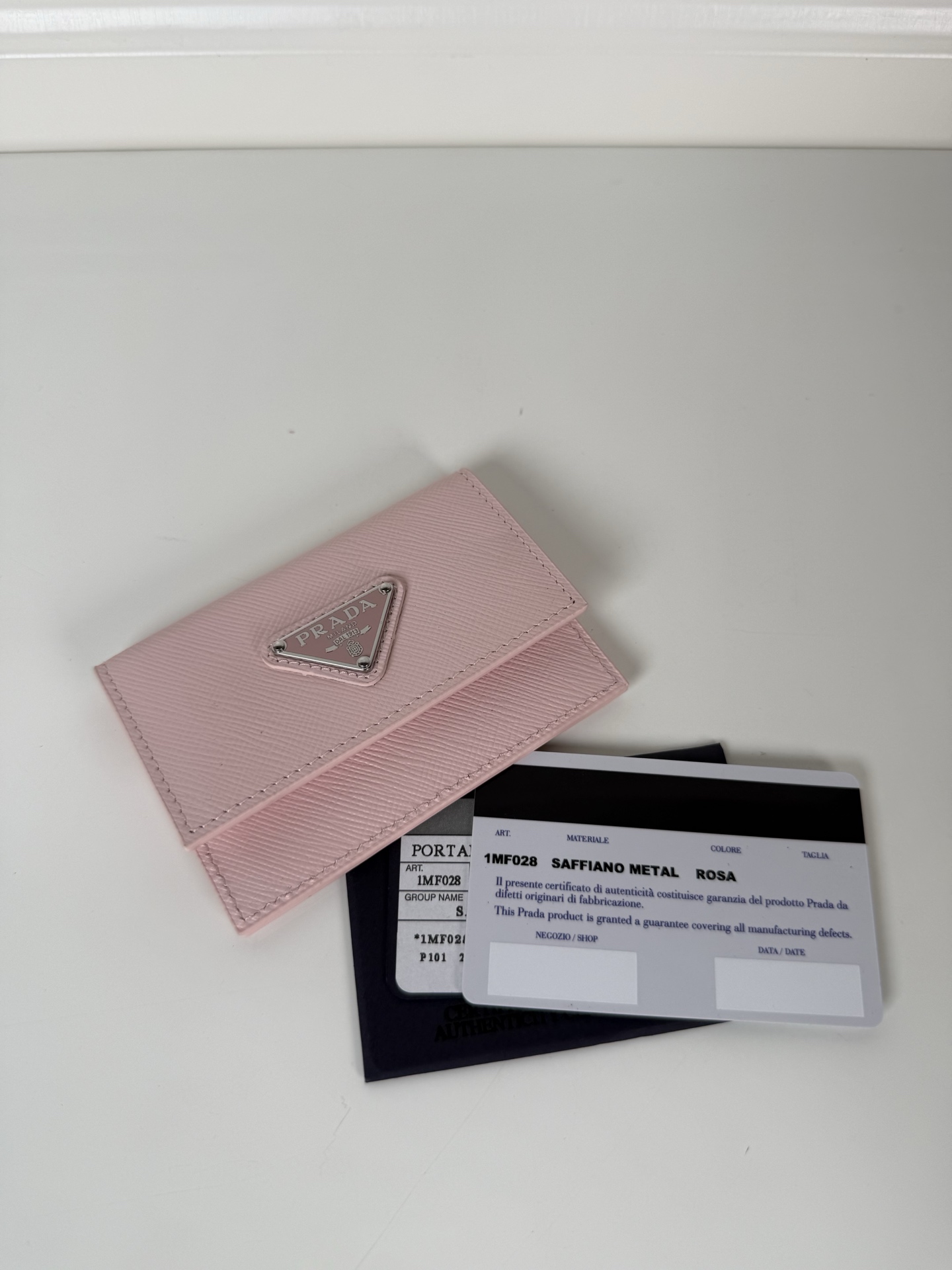 NO:919969,, P family small card holder for men and women, snow pink, model: 1MF028, original quality, imported cross pattern production, 2 card slots, can hold multiple cards, size 10×7cm, real shot, what you see is what you get, Prada, prada19860909,P家 男女通用小卡包,雪粉色,型号:1MF028,原单品质,进口十字纹制作,2个卡位,可放置多张卡,尺寸10×7cm,实物拍摄,所见即所得,普拉达,prada,欧美剧