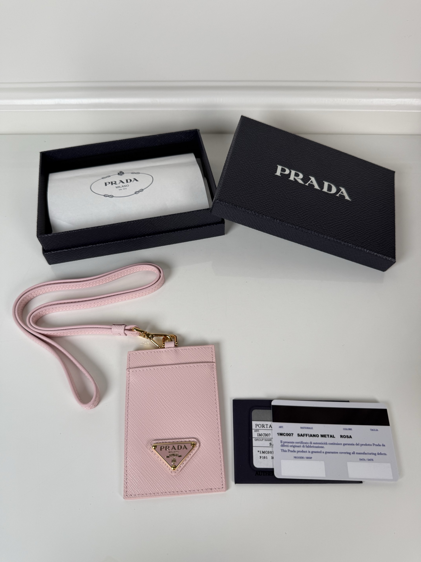 NO:919975,,P Home→Hangneck style leather document holder, model 1MC007, made of cross-grain cowhide, size 10.5×7cm, a rare work card on the market, with a transparent mirror window on the back, detachable sling, carrying a bag is too troublesome, but with it, important cards can be hung on the chest, and you no longer have to worry about not finding them [strong], Prada, prada, cowhide19860909,P家→挂脖款皮革证件夹,型号1MC007,十字纹牛皮制作,尺寸10.5×7cm,市面少有的工作卡牌,背面为透明镜窗,可拆卸式吊绳,拎包太麻烦,有了它,重要的卡片挂在胸前,再也不用担心找不到[强],普拉达,prada,cowhide,欧美剧