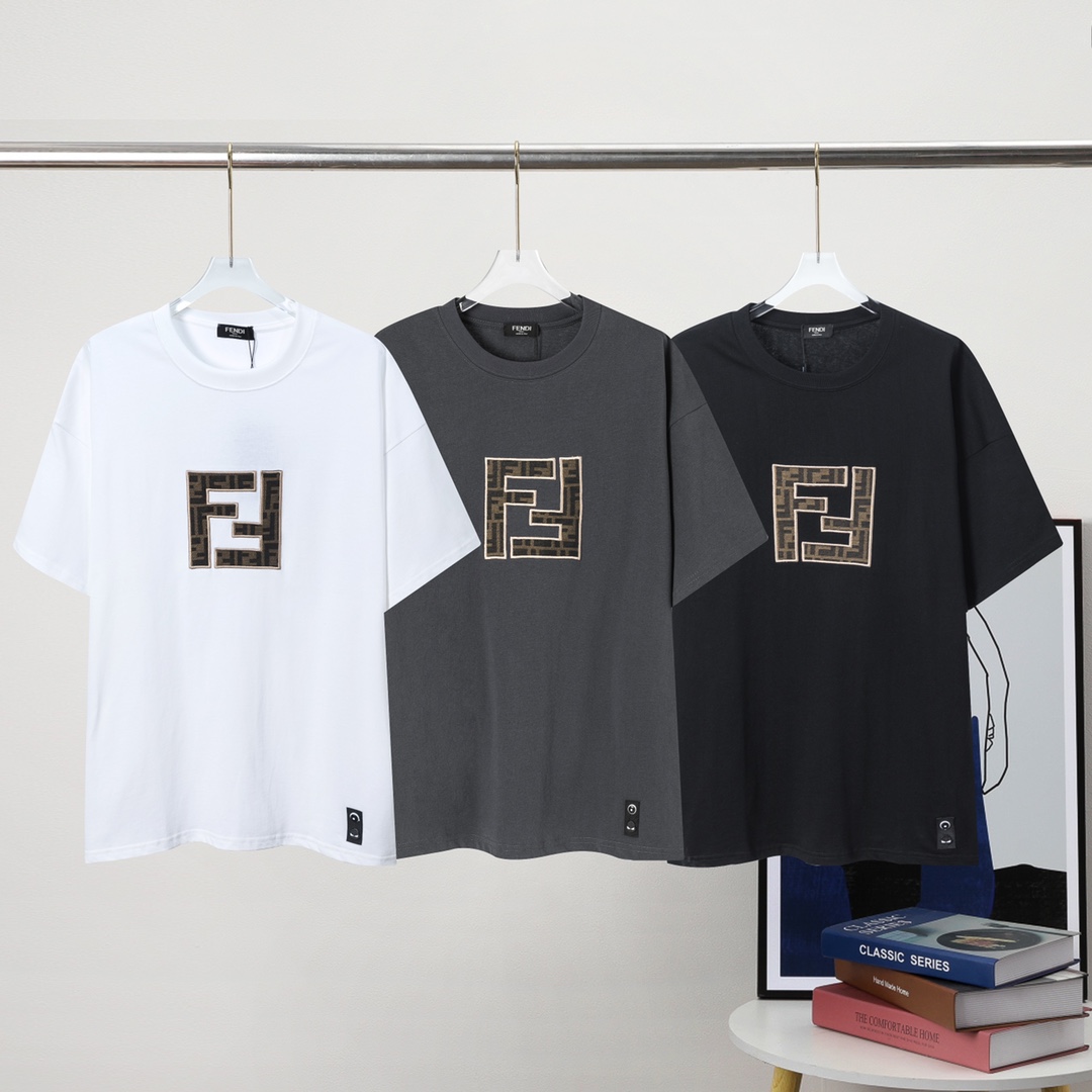 A8006 Edición europea tallas XS～XL FENDI 24SS nueva camiseta europea, confeccionada con tela de doble hilo de alta cali…